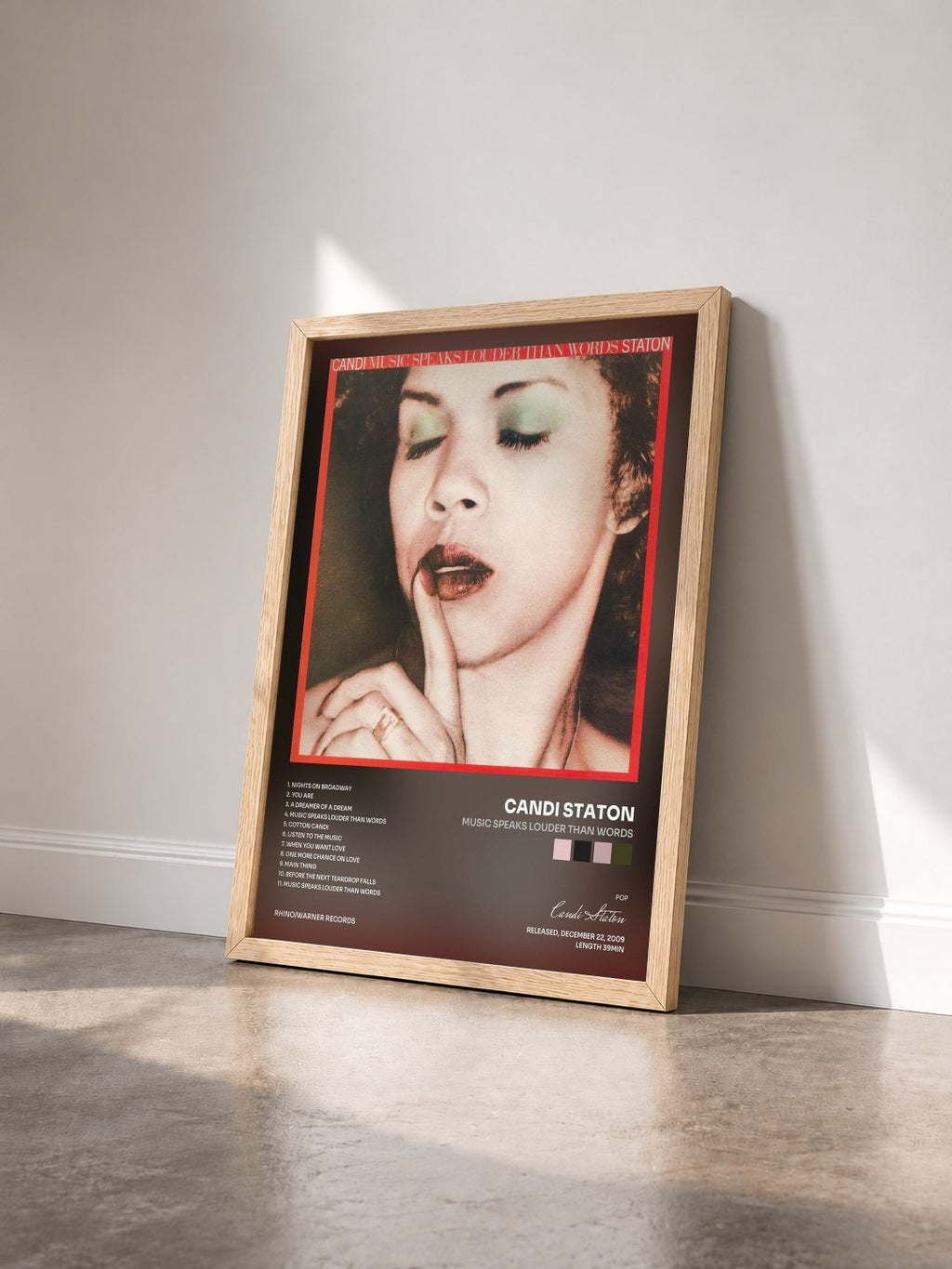#bois Tableau de l'album Music Speaks Louder Than Words de Candi Staton vu de trois quarts, cadre en bois brut