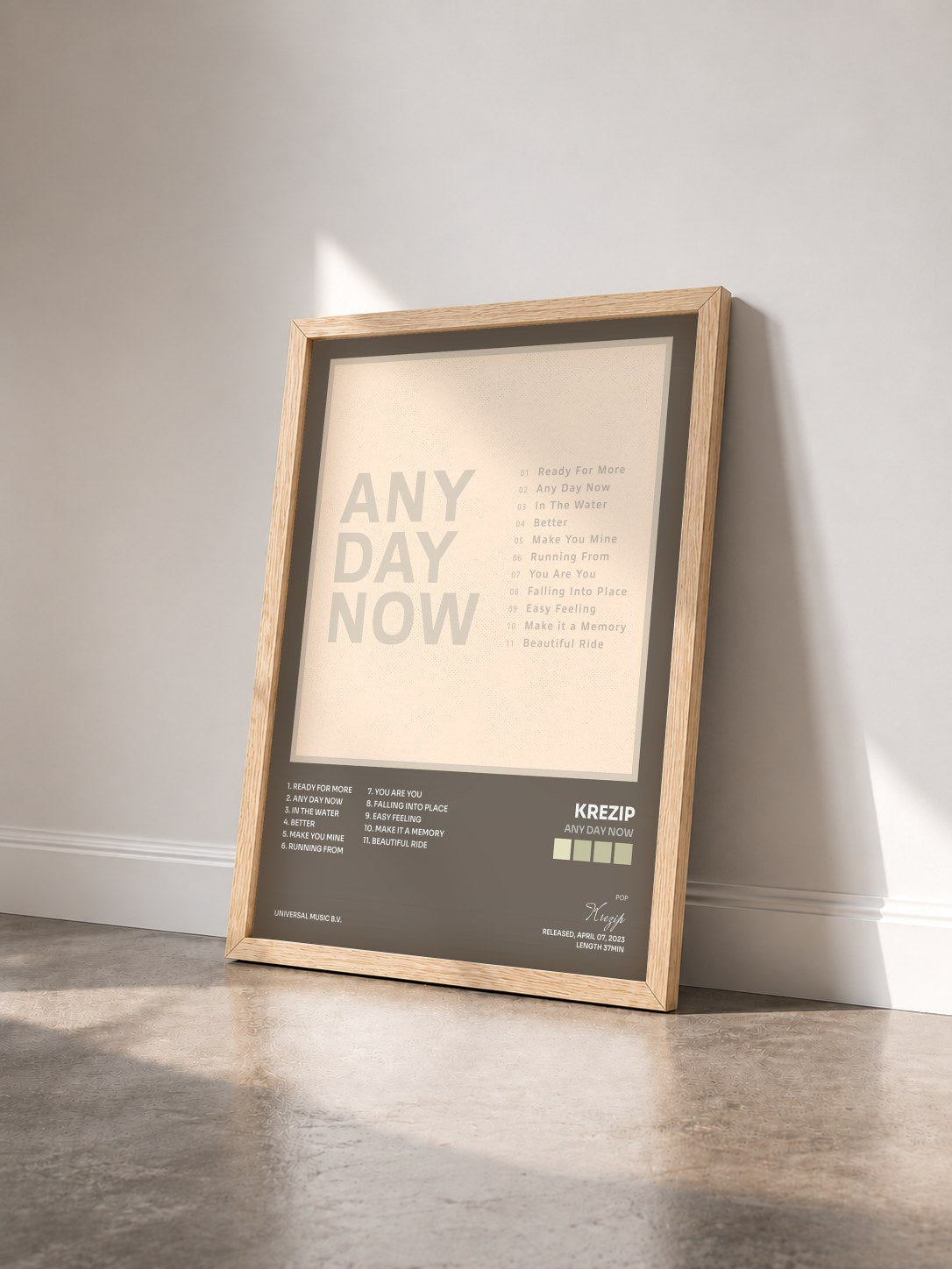 #bois Tableau de l'album Any Day Now de Krezip vu de trois quarts, cadre en bois brut
