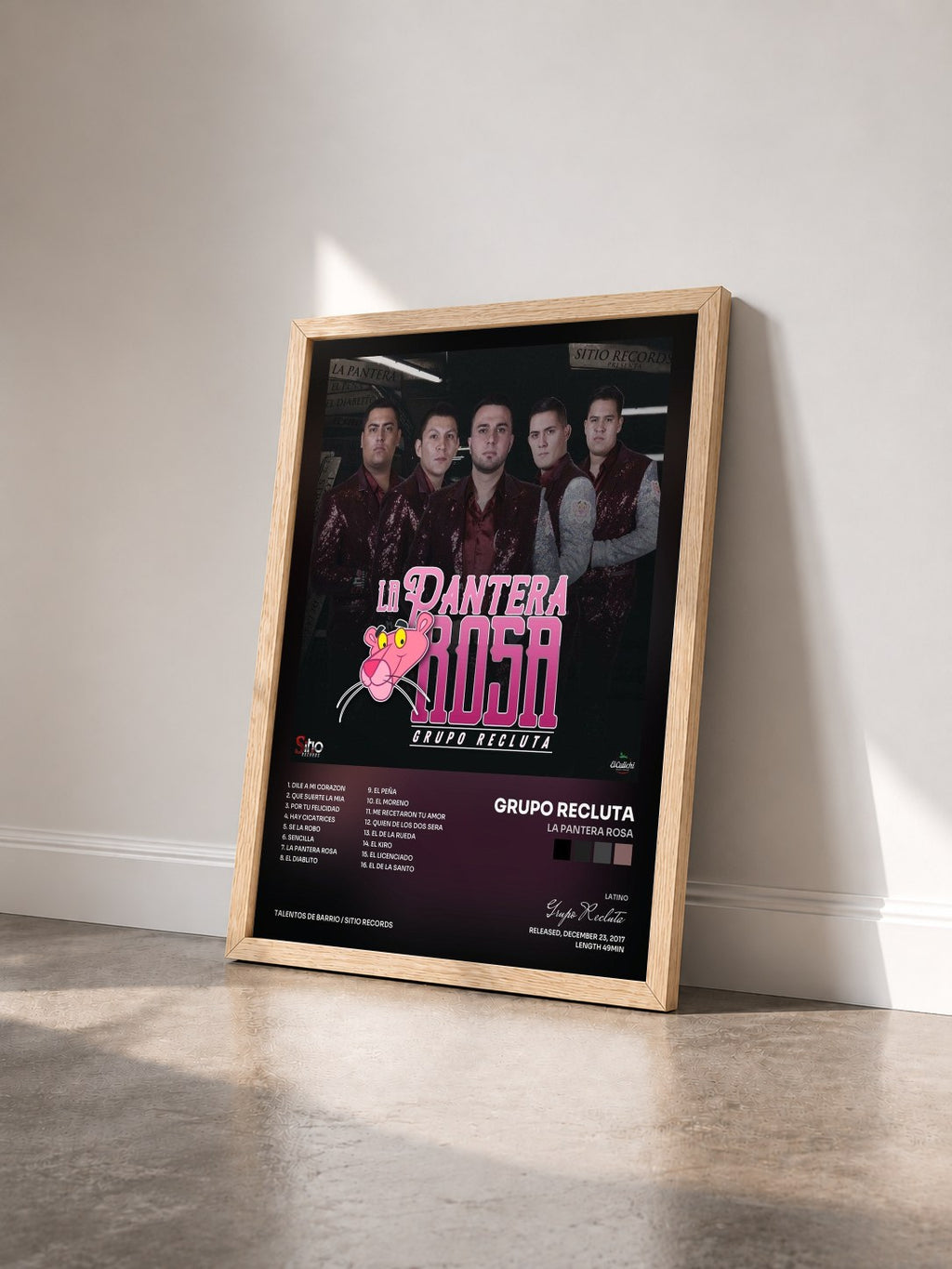#bois Tableau de l'album La Pantera Rosa de Grupo Recluta vu de trois quarts, cadre en bois brut