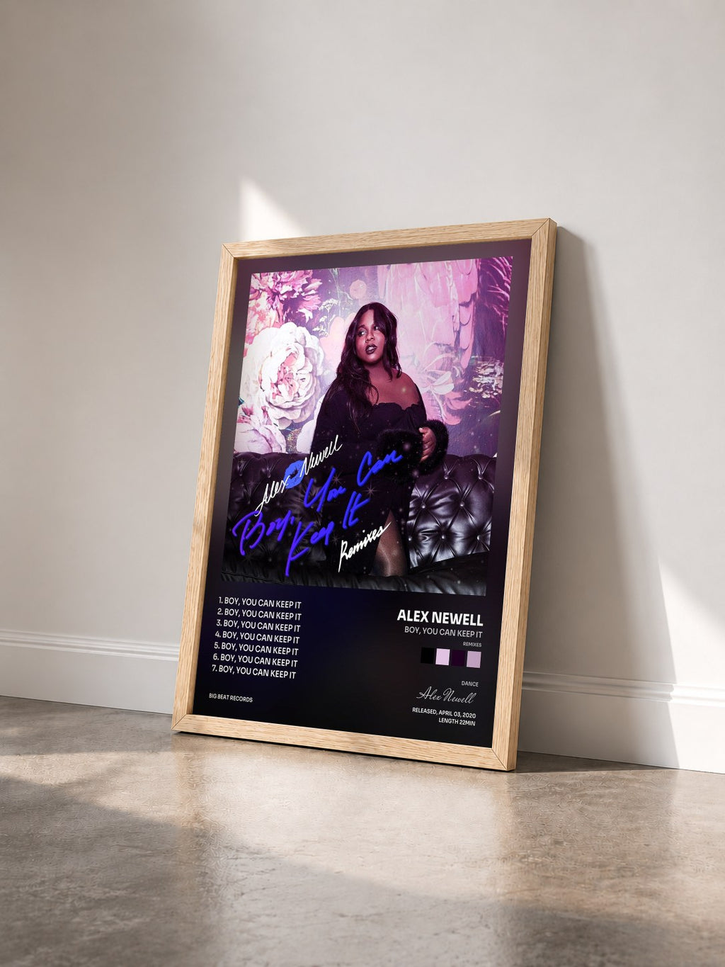 #bois Tableau de l'album Boy, You Can Keep It (Remixes) de Alex Newell vu de trois quarts, cadre en bois brut