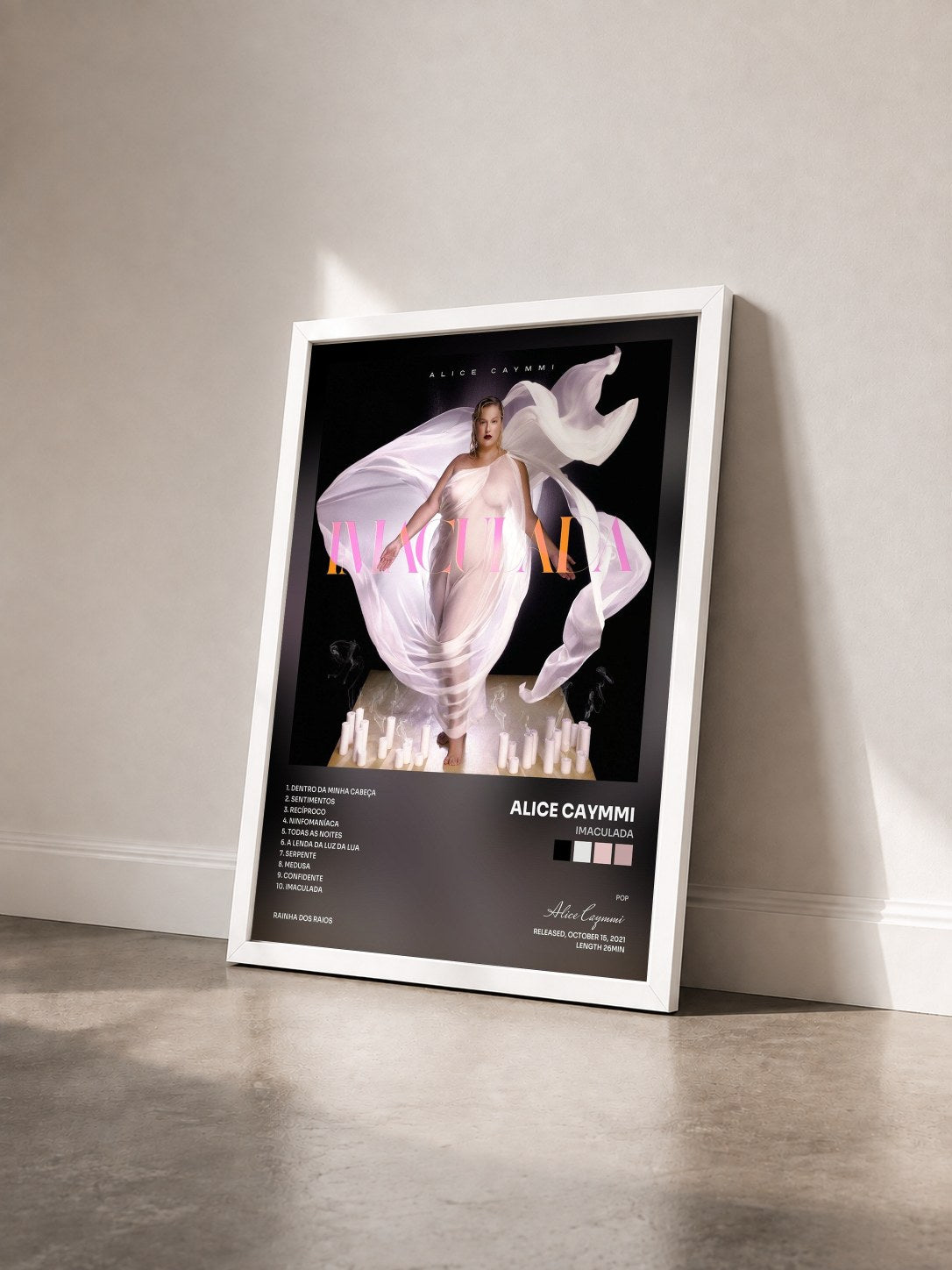 #blanc Tableau de l'album Imaculada de Alice Caymmi vu de trois quarts, cadre blanc