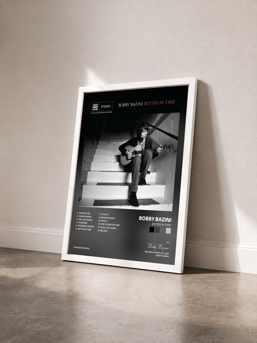 #blanc Tableau de l'album Better In Time de Bobby Bazini vu de trois quarts, cadre blanc