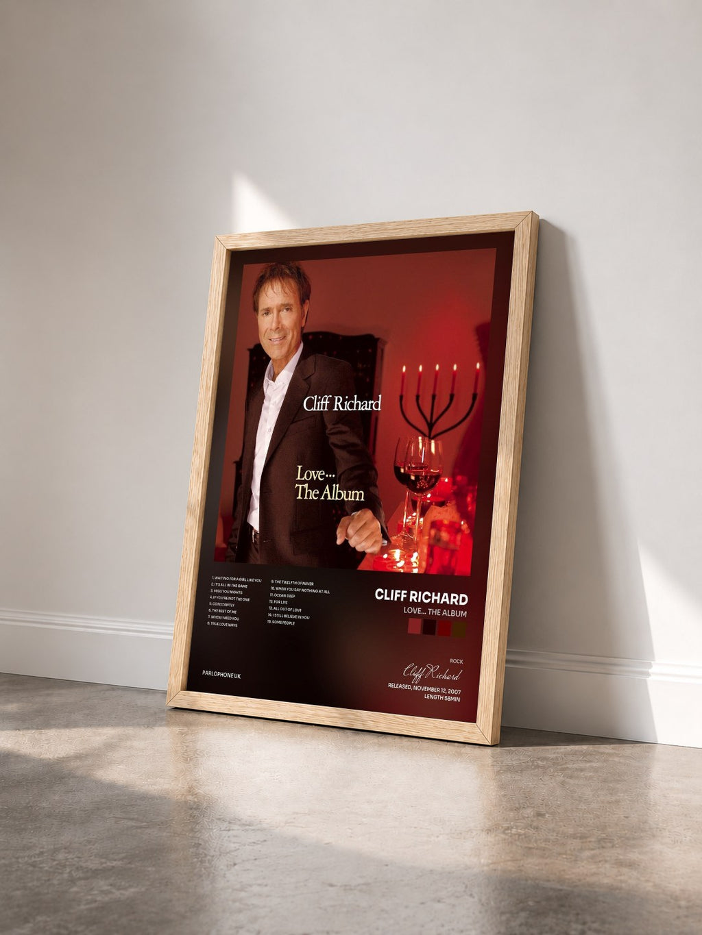 #bois Tableau de l'album Love... The Album de Cliff Richard vu de trois quarts, cadre en bois brut