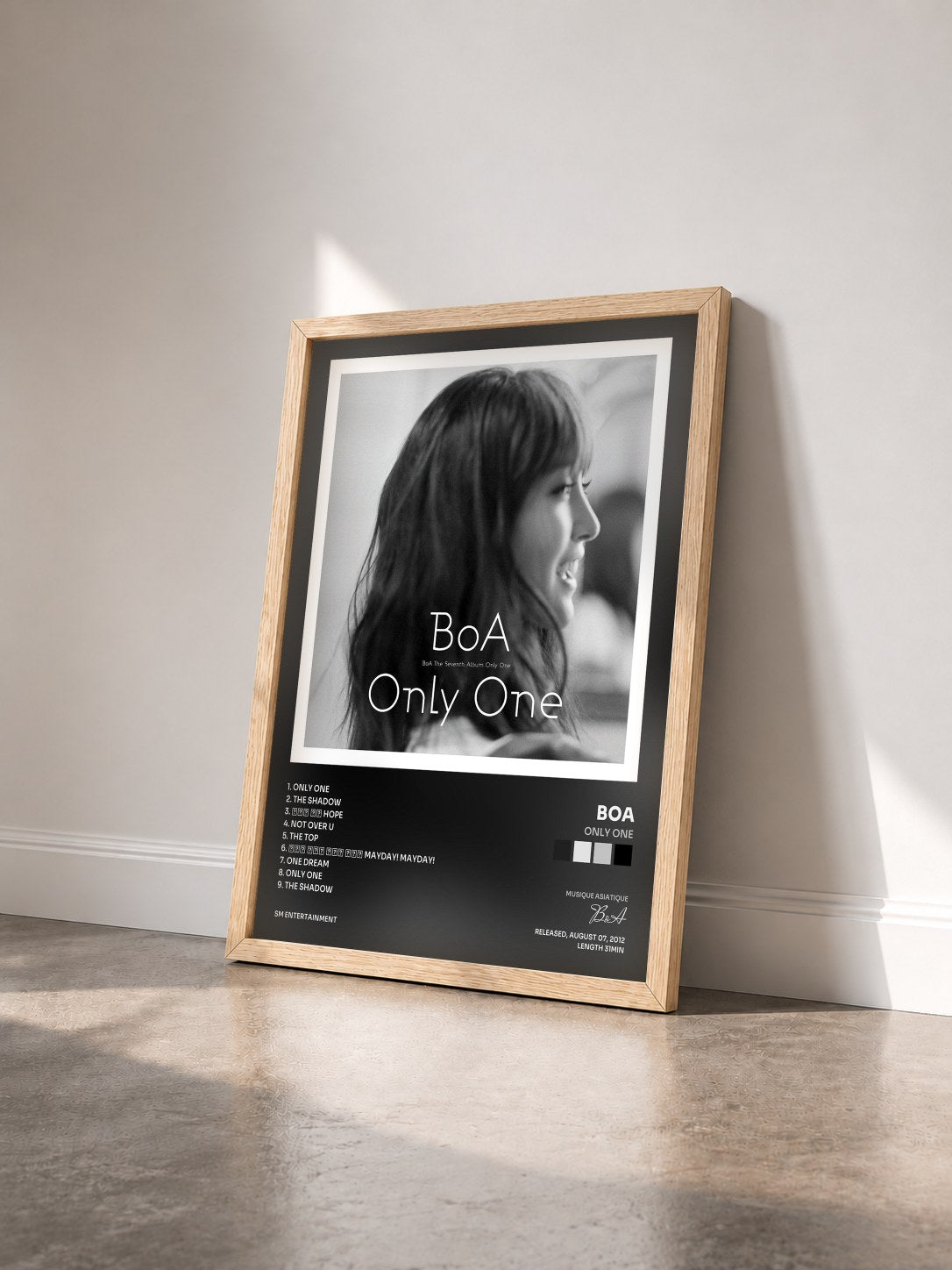 #bois Tableau de l'album Only One de BoA vu de trois quarts, cadre en bois brut
