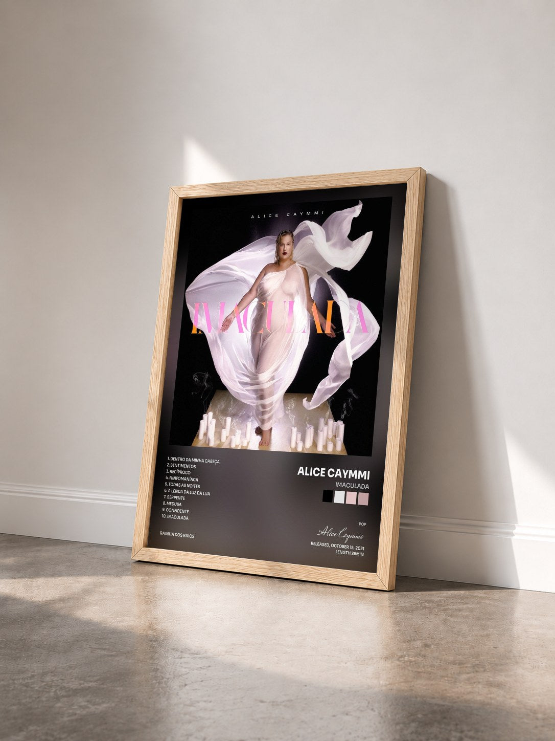 #bois Tableau de l'album Imaculada de Alice Caymmi vu de trois quarts, cadre en bois brut