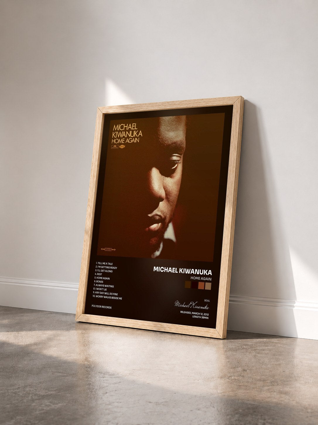 #bois Tableau de l'album Home Again de Michael Kiwanuka vu de trois quarts, cadre en bois brut