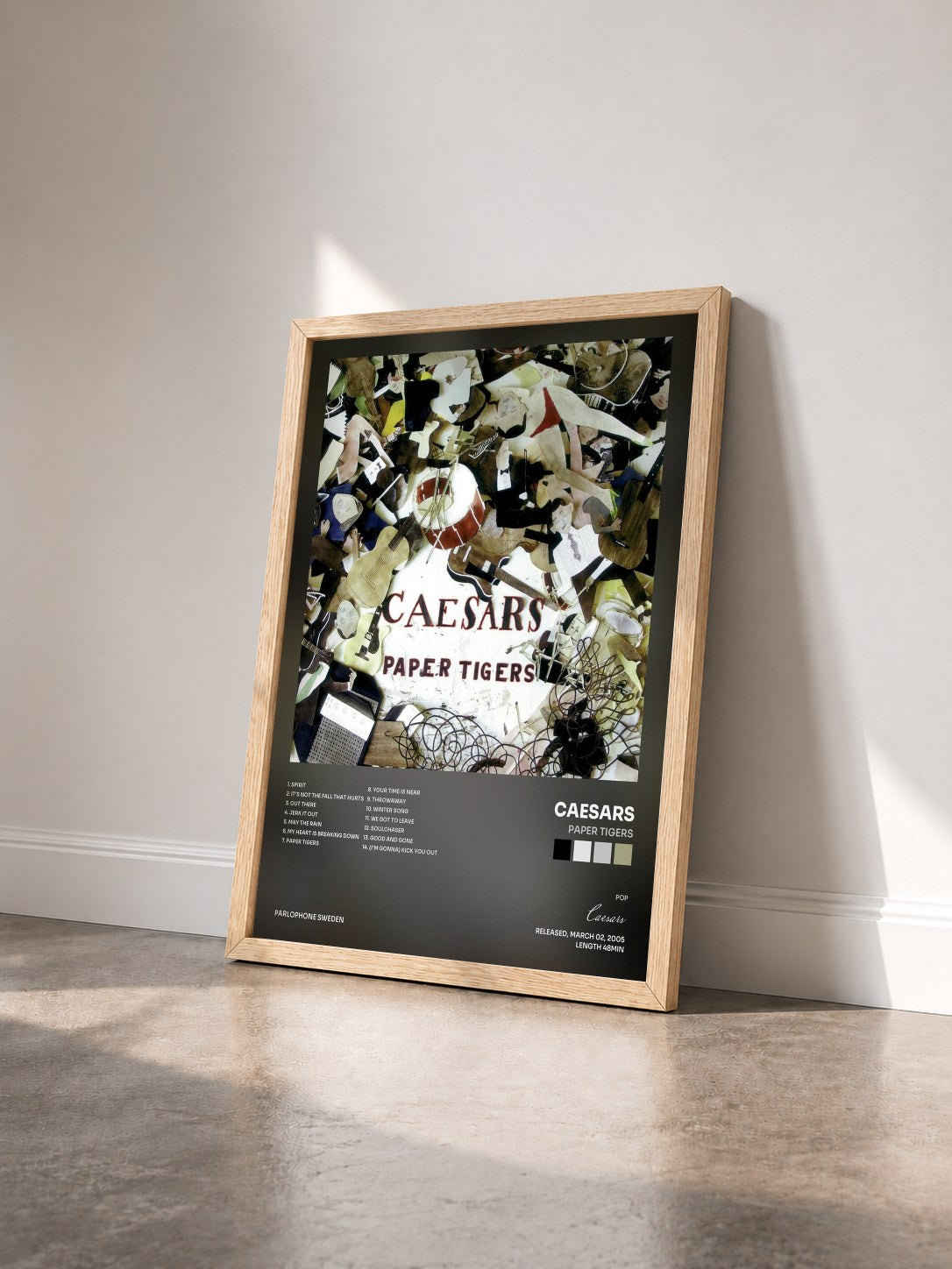 #bois Tableau de l'album Paper Tigers de Caesars vu de trois quarts, cadre en bois brut