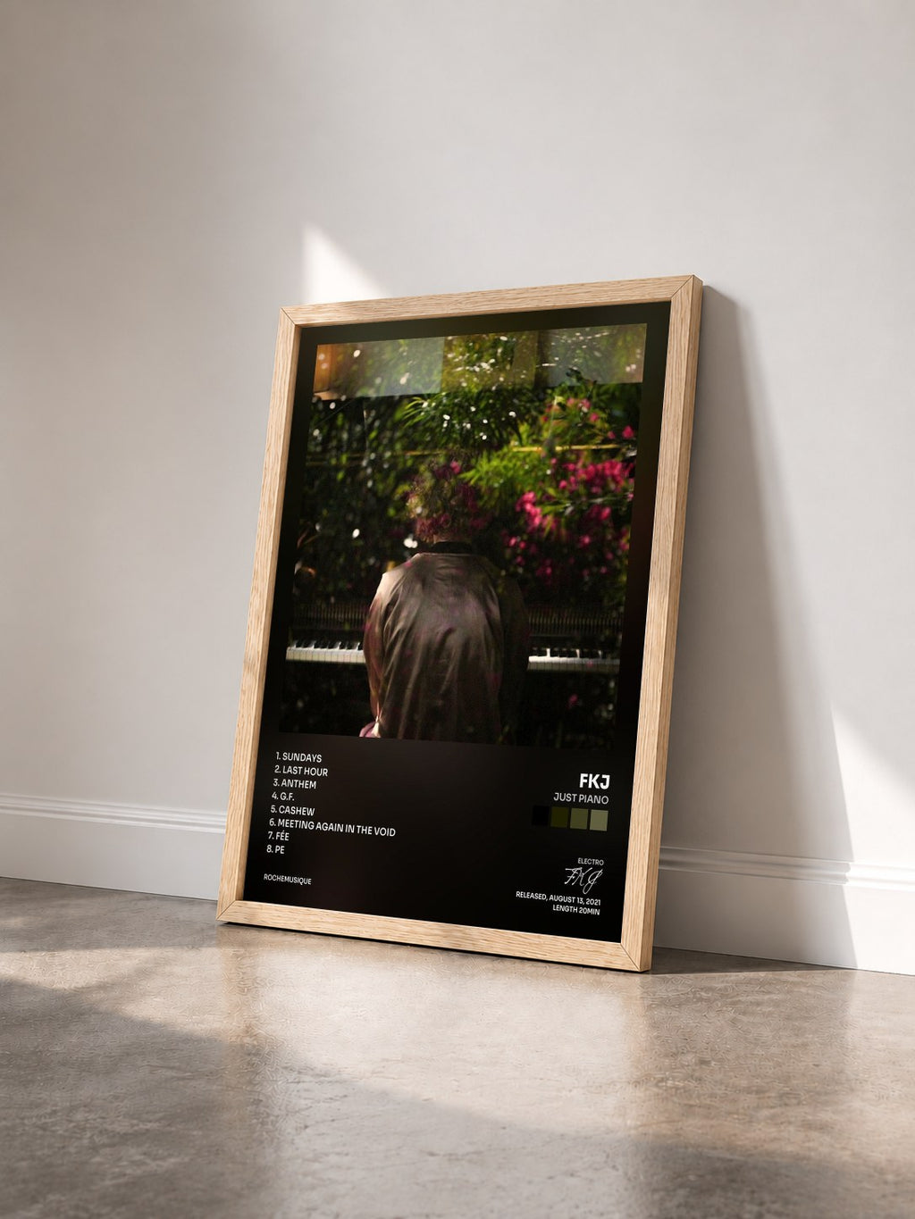 #bois Tableau de l'album Just Piano de FKJ vu de trois quarts, cadre en bois brut