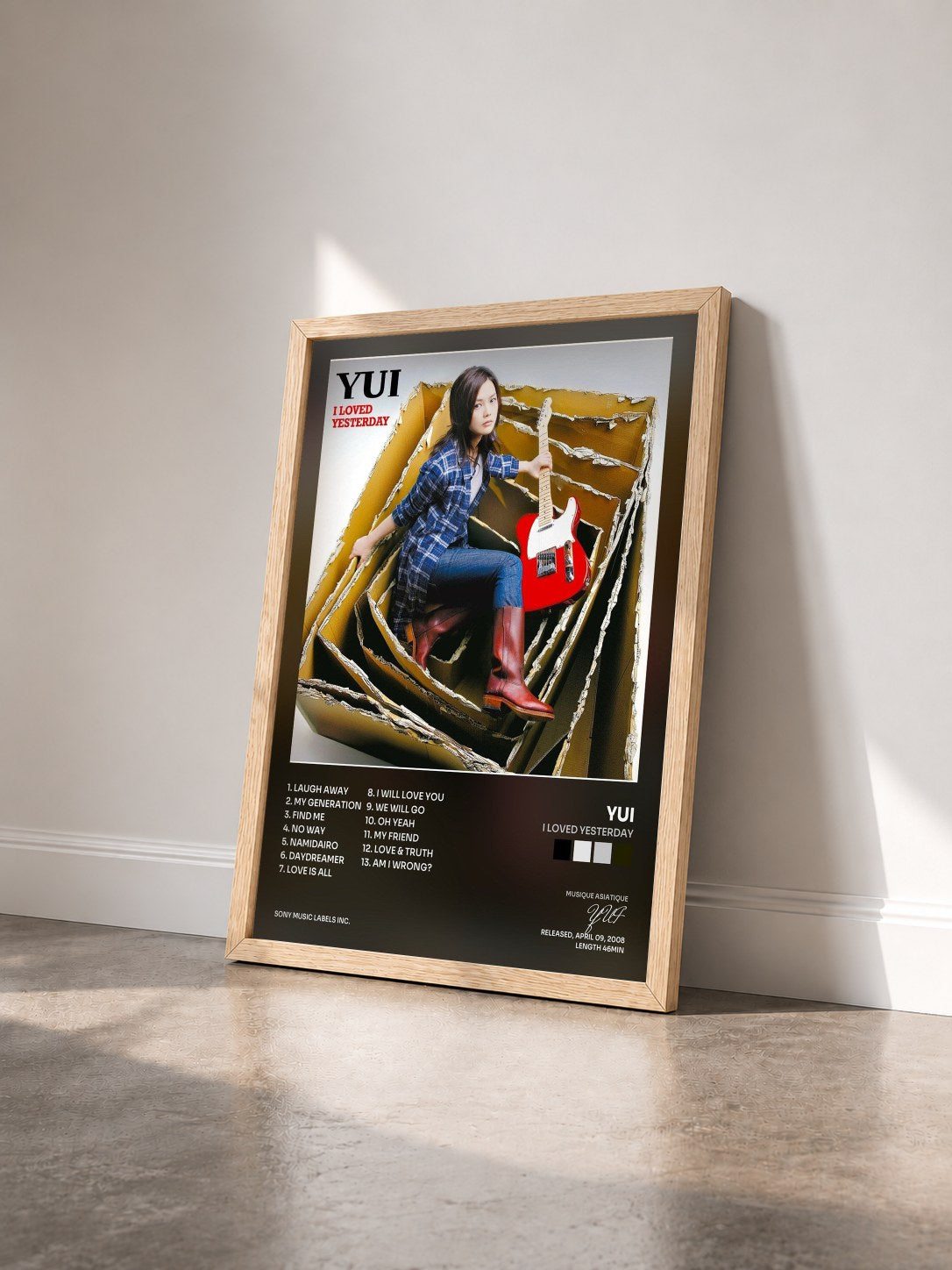 #bois Tableau de l'album I LOVED YESTERDAY de YUI vu de trois quarts, cadre en bois brut
