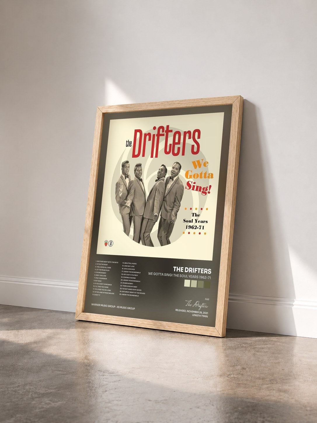 #bois Tableau de l'album We Gotta Sing! The Soul Years 1962-71 de The Drifters vu de trois quarts, cadre en bois brut