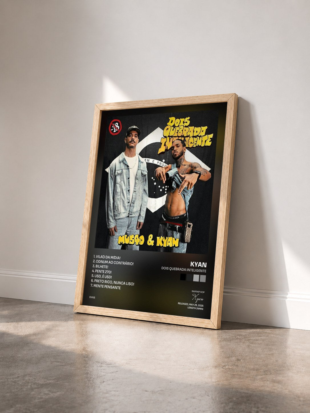 #bois Tableau de l'album DOIS Quebrada Inteligente de Kyan vu de trois quarts, cadre en bois brut