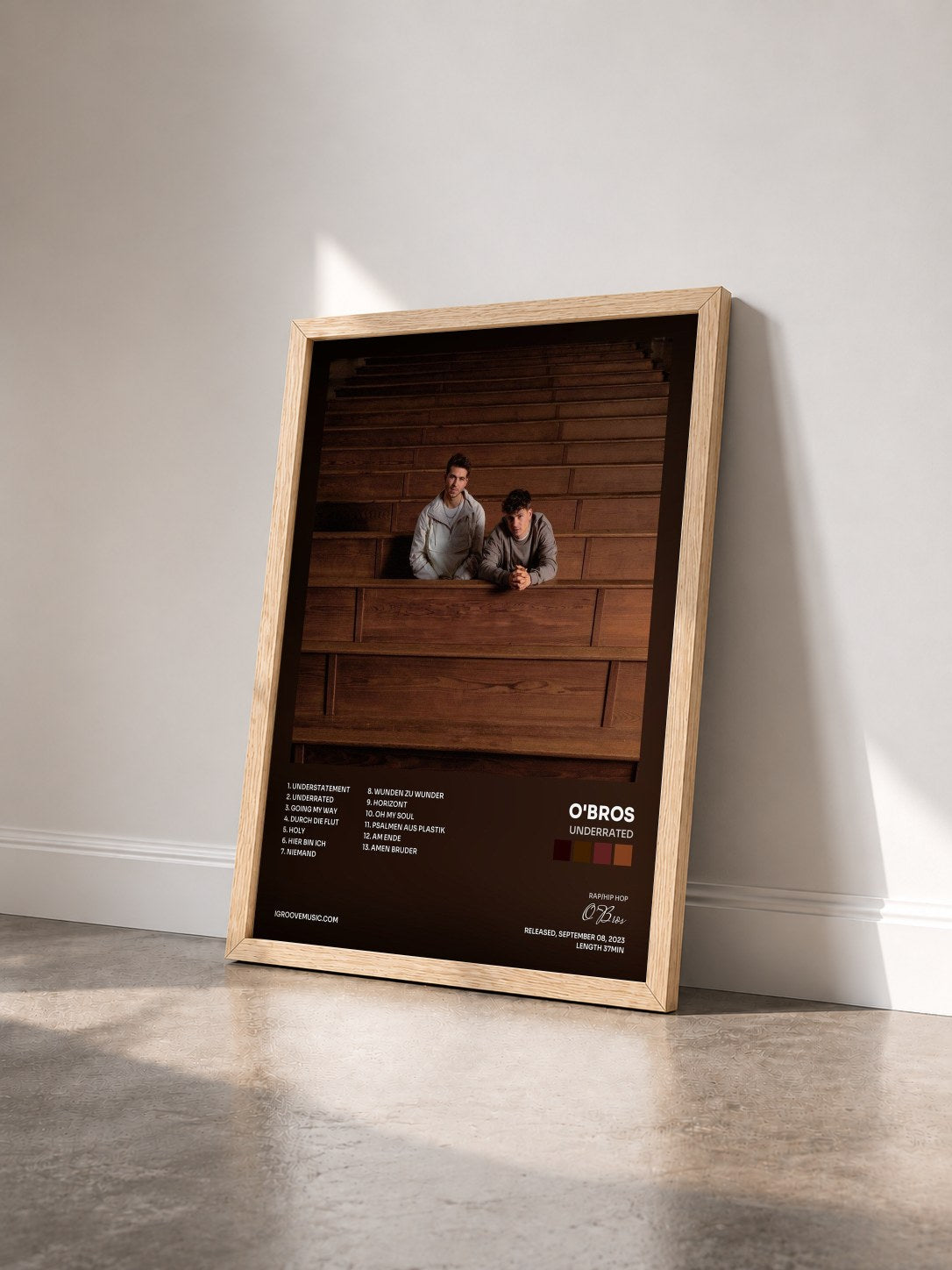 #bois Tableau de l'album Underrated de O'Bros vu de trois quarts, cadre en bois brut