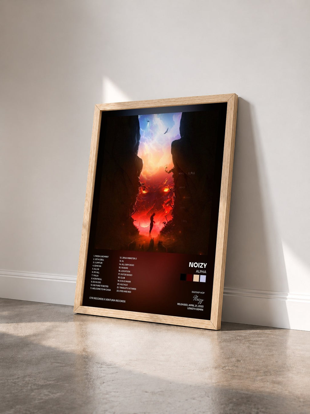 #bois Tableau de l'album ALPHA de Noizy vu de trois quarts, cadre en bois brut