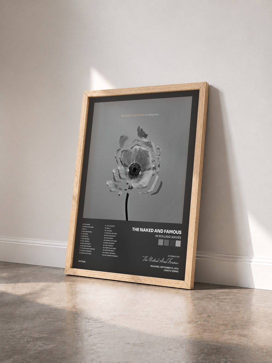 #bois Tableau de l'album In Rolling Waves de The Naked And Famous vu de trois quarts, cadre en bois brut