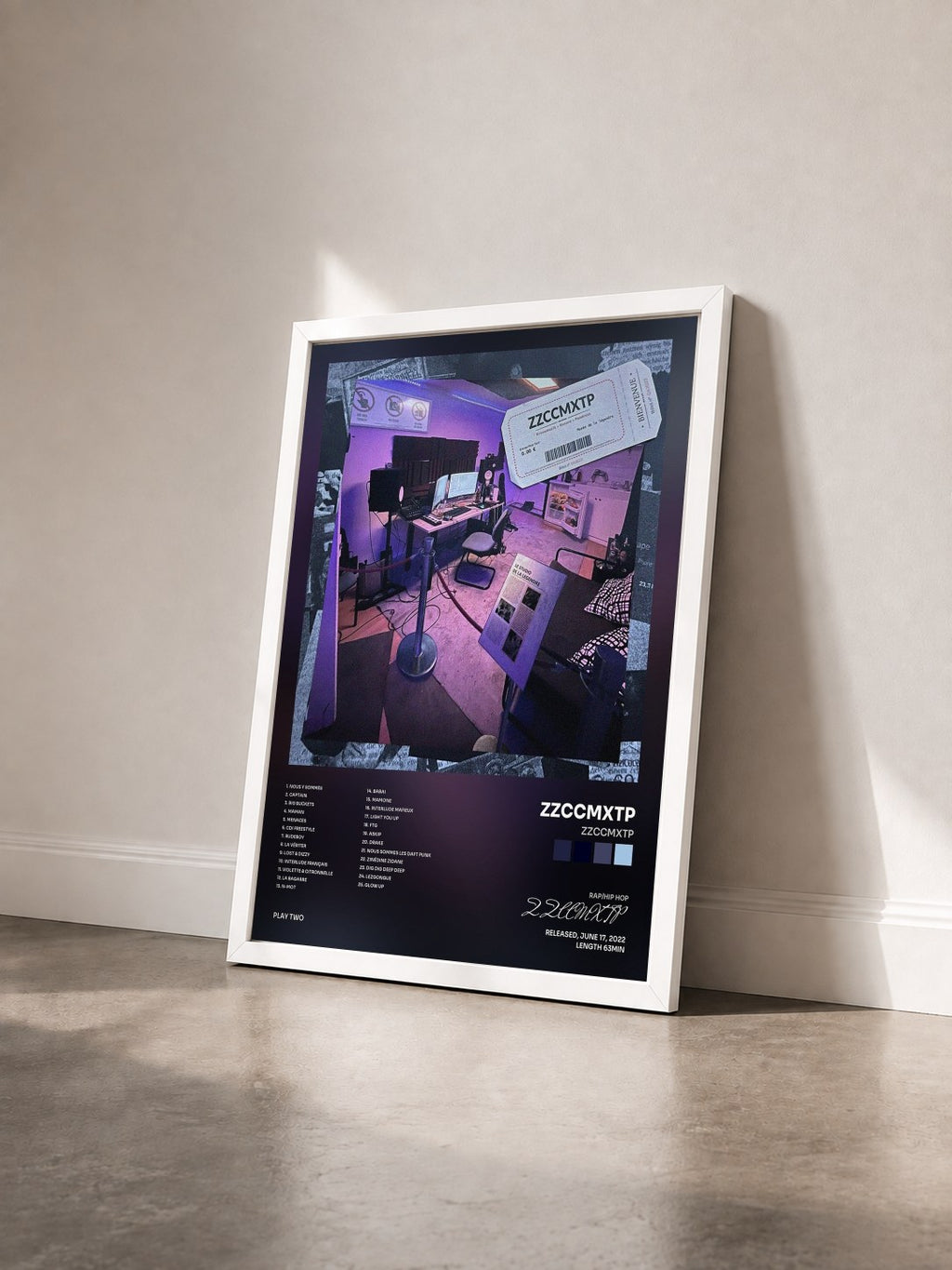 #blanc Tableau de l'album ZZCCMXTP de ZZCCMXTP vu de trois quarts, cadre blanc