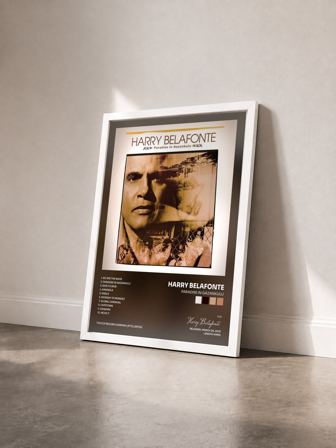 #blanc Tableau de l'album Paradise In Gazankulu de Harry Belafonte vu de trois quarts, cadre blanc