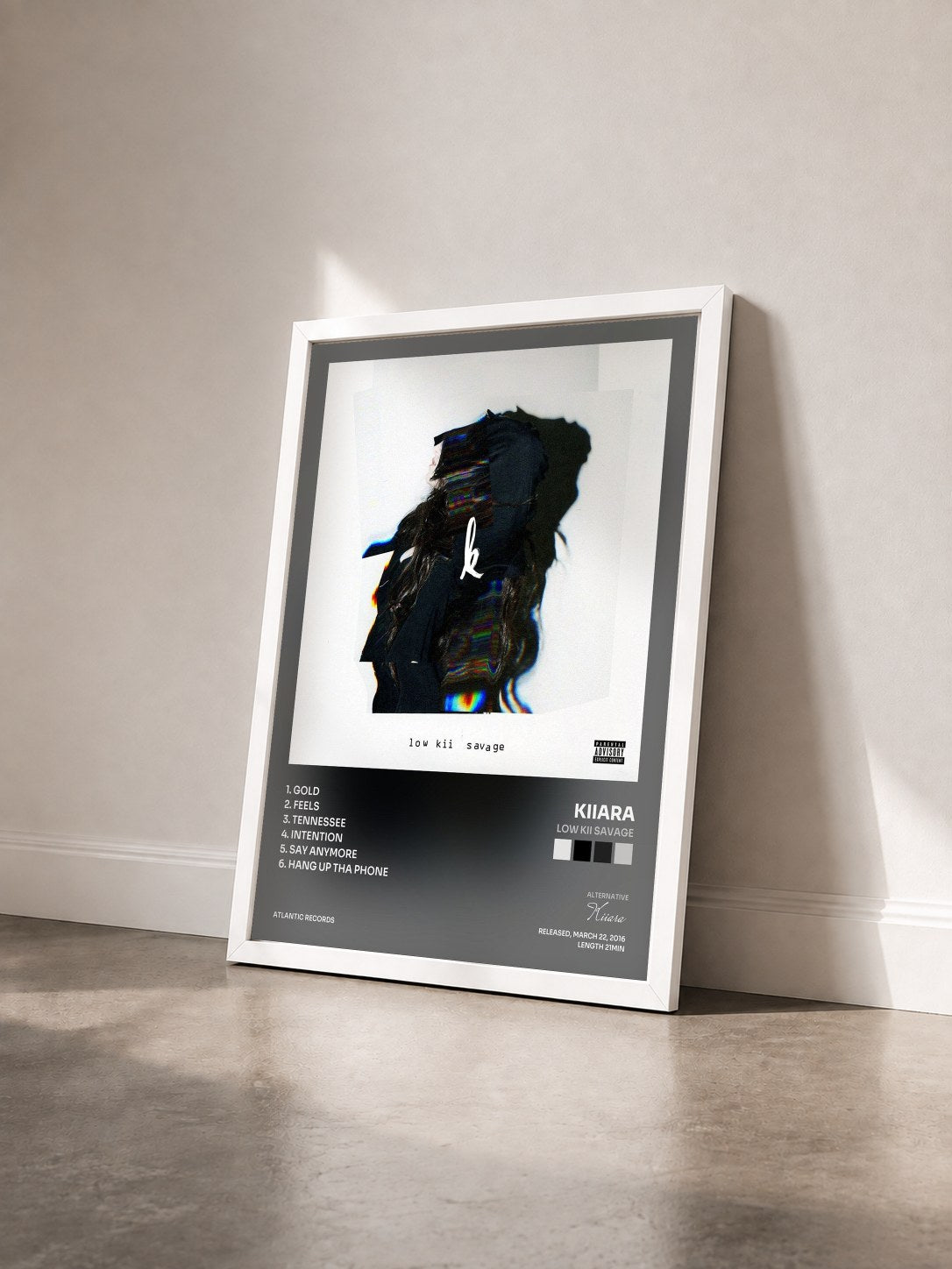 #blanc Tableau de l'album low kii savage de Kiiara vu de trois quarts, cadre blanc