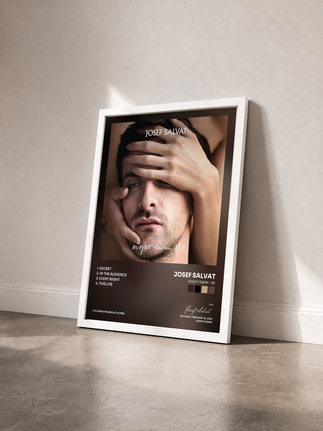 #blanc Tableau de l'album Night Swim - EP de Josef Salvat vu de trois quarts, cadre blanc