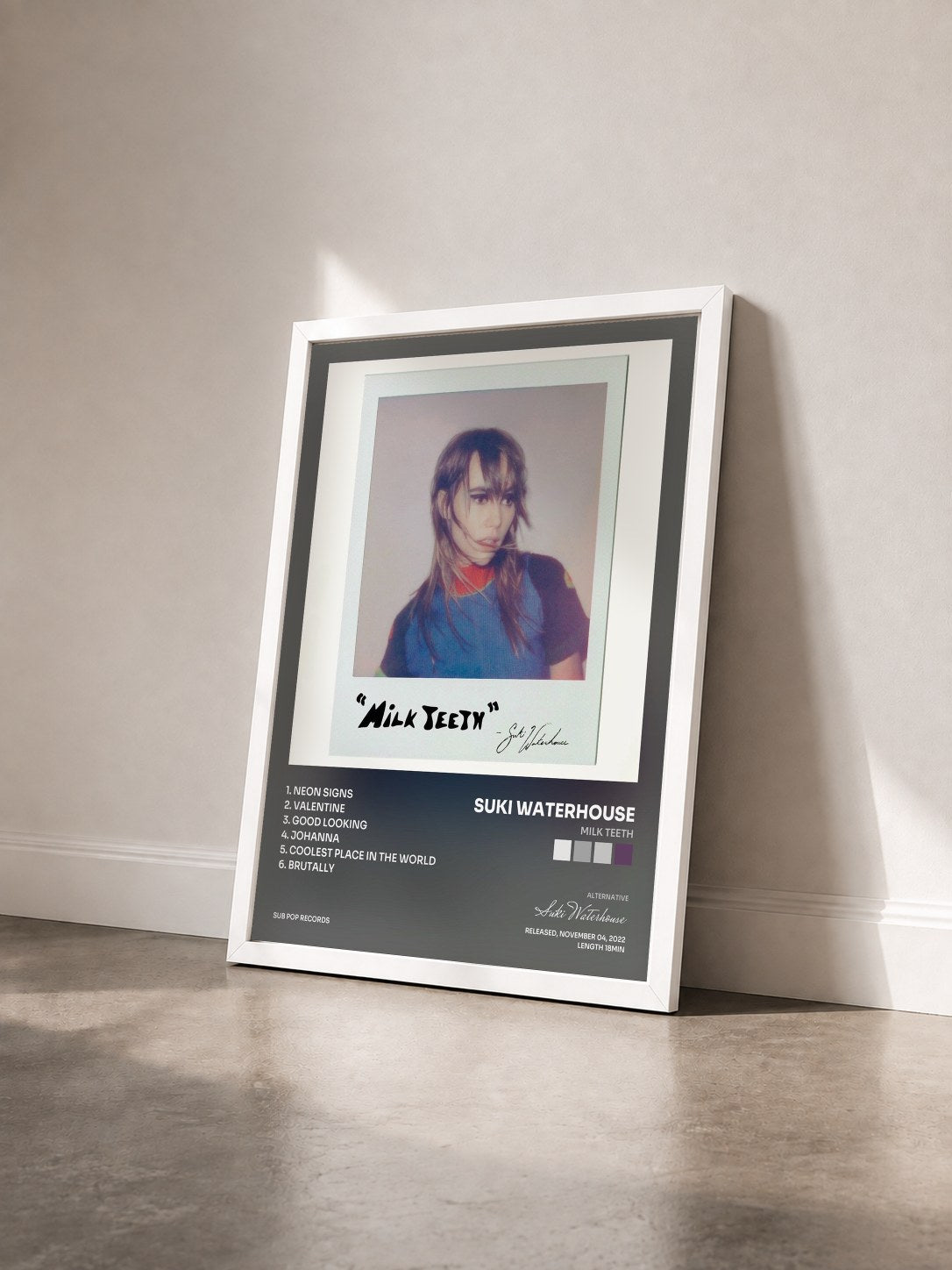 #blanc Tableau de l'album Milk Teeth de Suki Waterhouse vu de trois quarts, cadre blanc