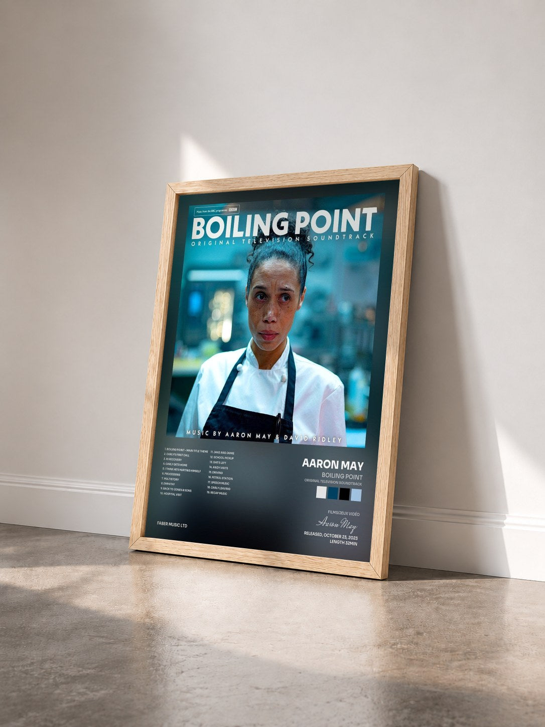 #bois Tableau de l'album Boiling Point (Original Television Soundtrack) de Aaron May vu de trois quarts, cadre en bois brut