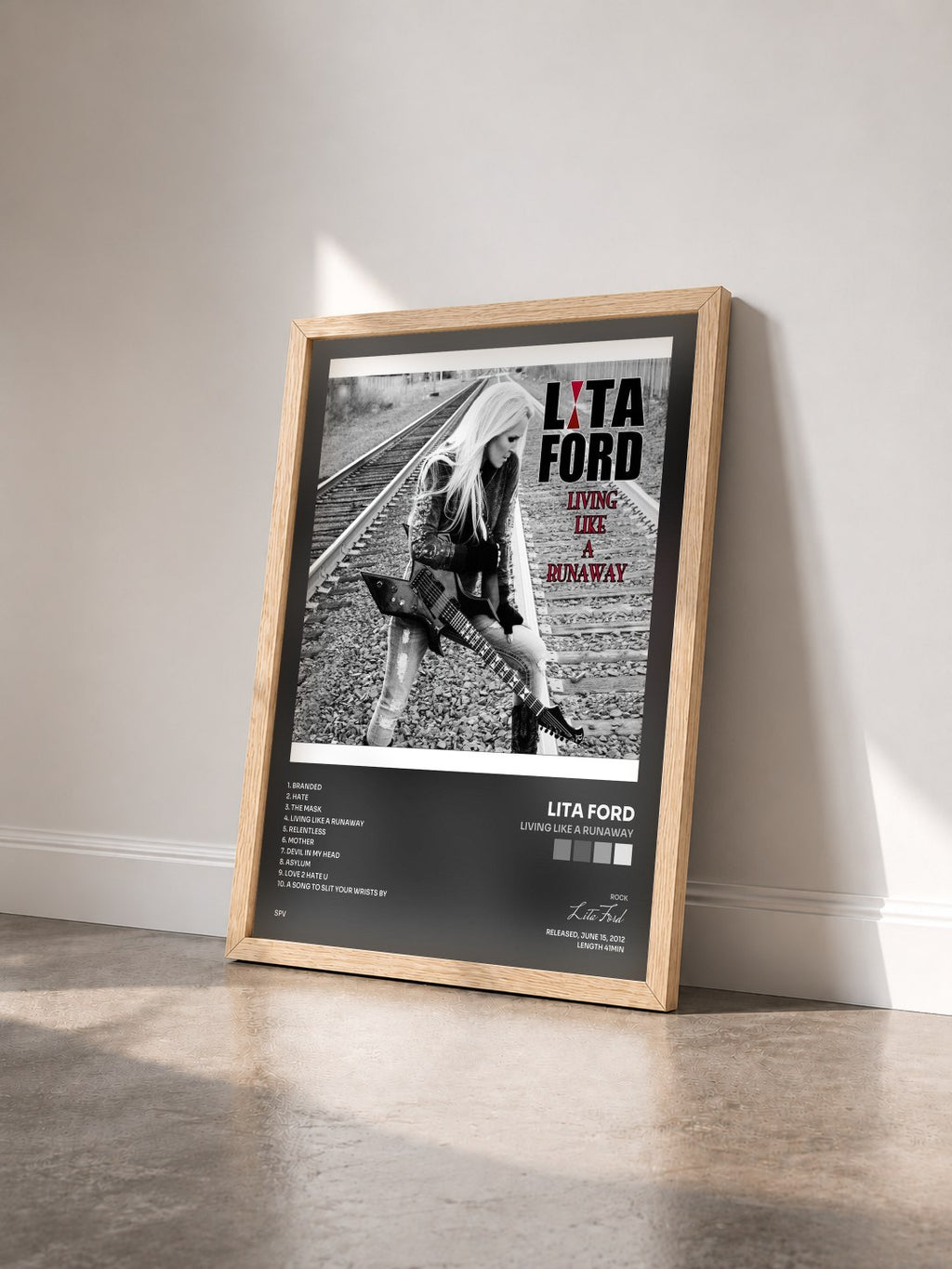 #bois Tableau de l'album Living Like a Runaway de Lita Ford vu de trois quarts, cadre en bois brut