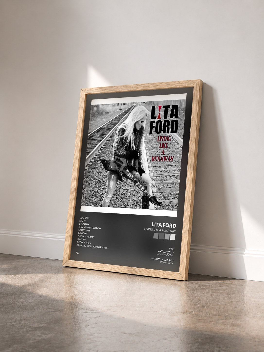 #bois Tableau de l'album Living Like a Runaway de Lita Ford vu de trois quarts, cadre en bois brut