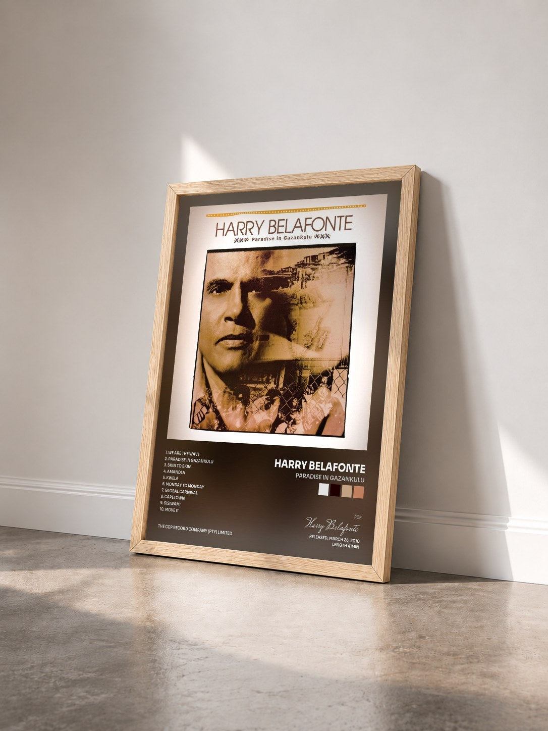 #bois Tableau de l'album Paradise In Gazankulu de Harry Belafonte vu de trois quarts, cadre en bois brut