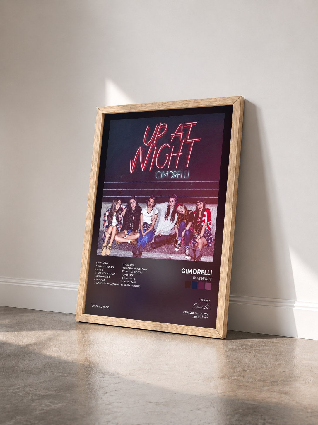 #bois Tableau de l'album Up at Night de Cimorelli vu de trois quarts, cadre en bois brut