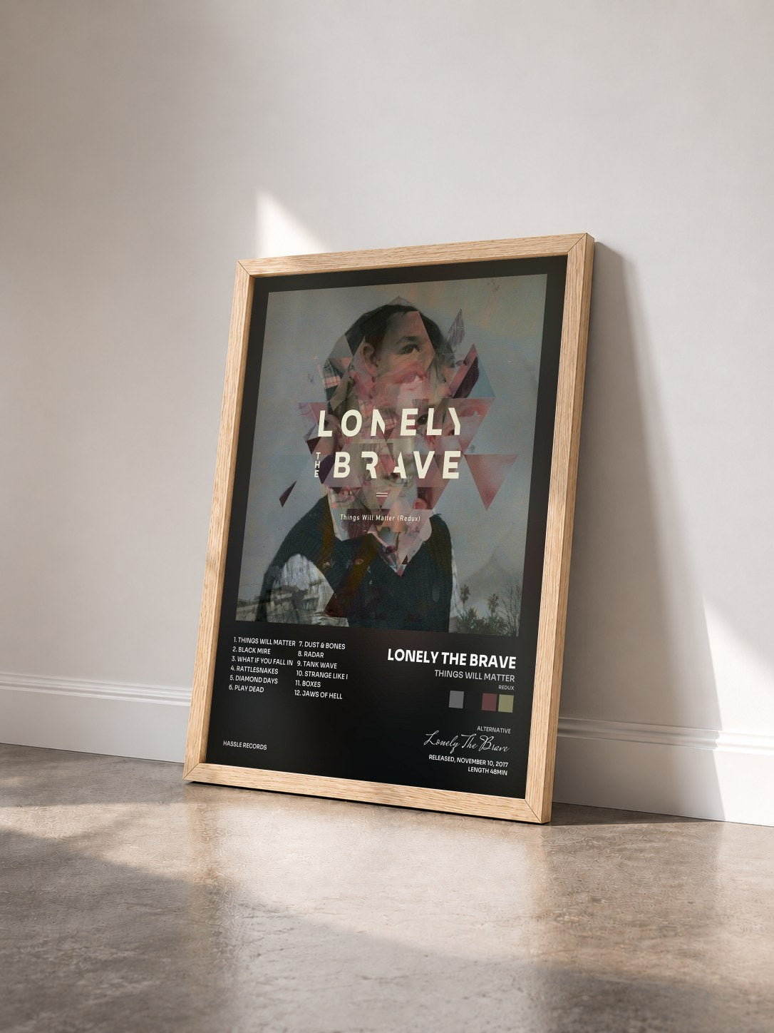 #bois Tableau de l'album Things Will Matter (Redux) de Lonely The Brave vu de trois quarts, cadre en bois brut