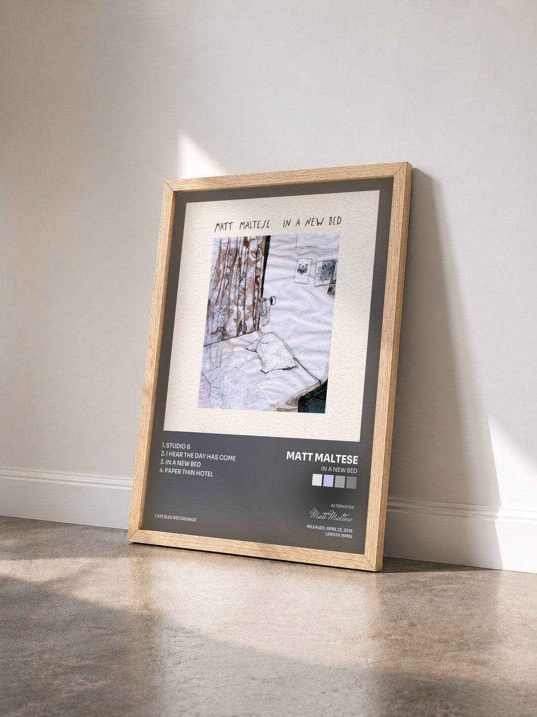 #bois Tableau de l'album In a New Bed de Matt Maltese vu de trois quarts, cadre en bois brut