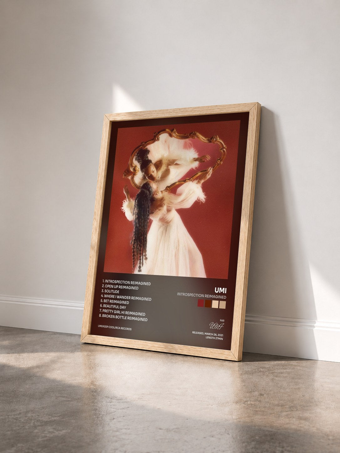 #bois Tableau de l'album Introspection Reimagined de UMI vu de trois quarts, cadre en bois brut