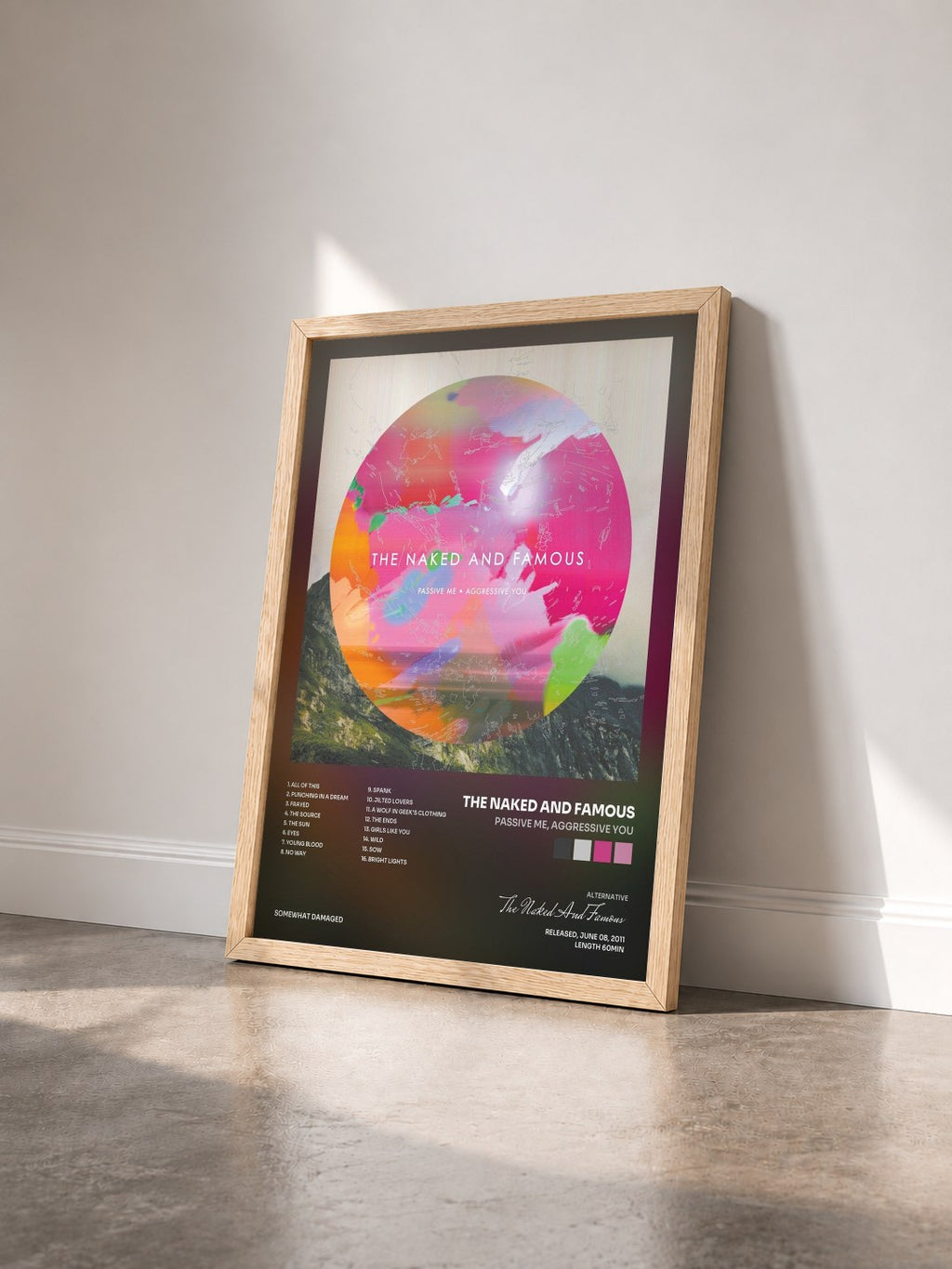 #bois Tableau de l'album Passive Me, Aggressive You de The Naked And Famous vu de trois quarts, cadre en bois brut