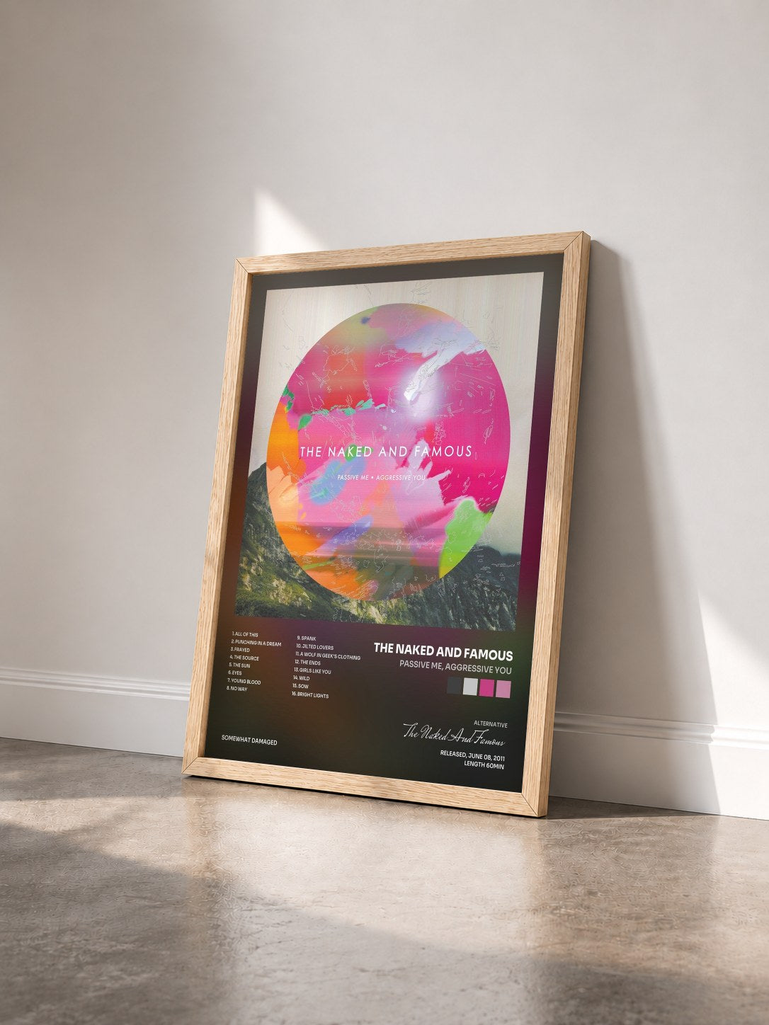 #bois Tableau de l'album Passive Me, Aggressive You de The Naked And Famous vu de trois quarts, cadre en bois brut