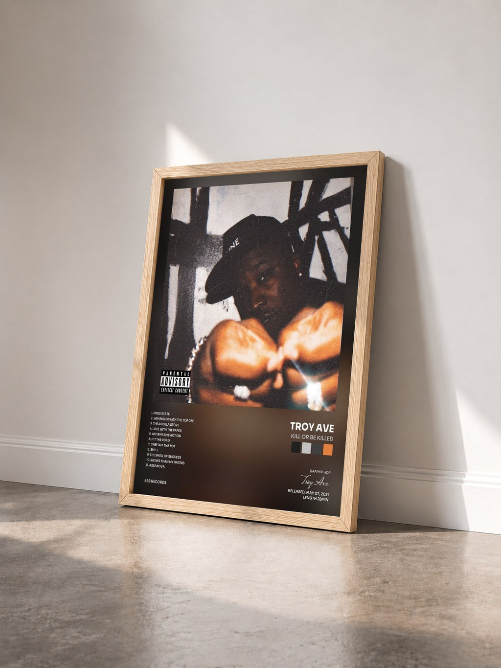 #bois Tableau de l'album Kill or Be Killed de Troy Ave vu de trois quarts, cadre en bois brut