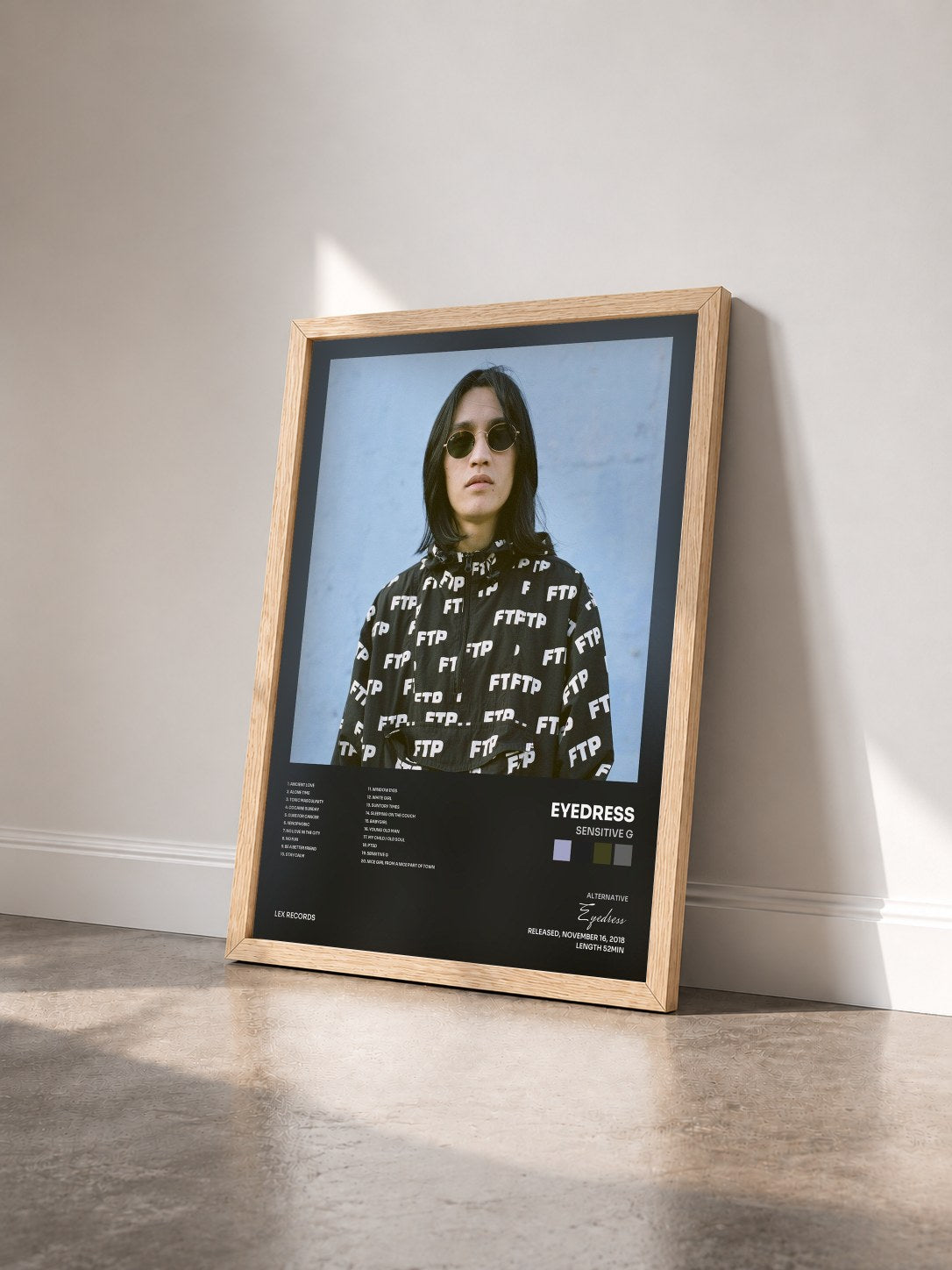 #bois Tableau de l'album Sensitive G de Eyedress vu de trois quarts, cadre en bois brut