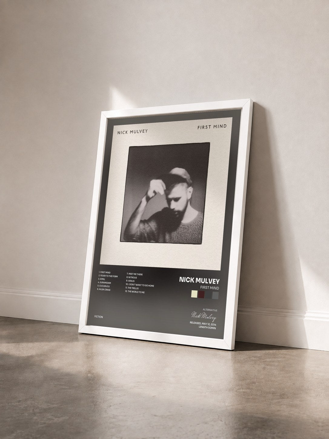 #blanc Tableau de l'album First Mind de Nick Mulvey vu de trois quarts, cadre blanc