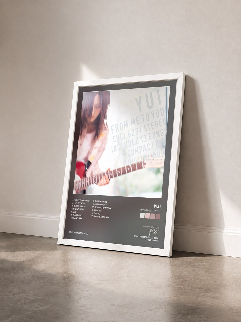#blanc Tableau de l'album FROM ME TO YOU de YUI vu de trois quarts, cadre blanc