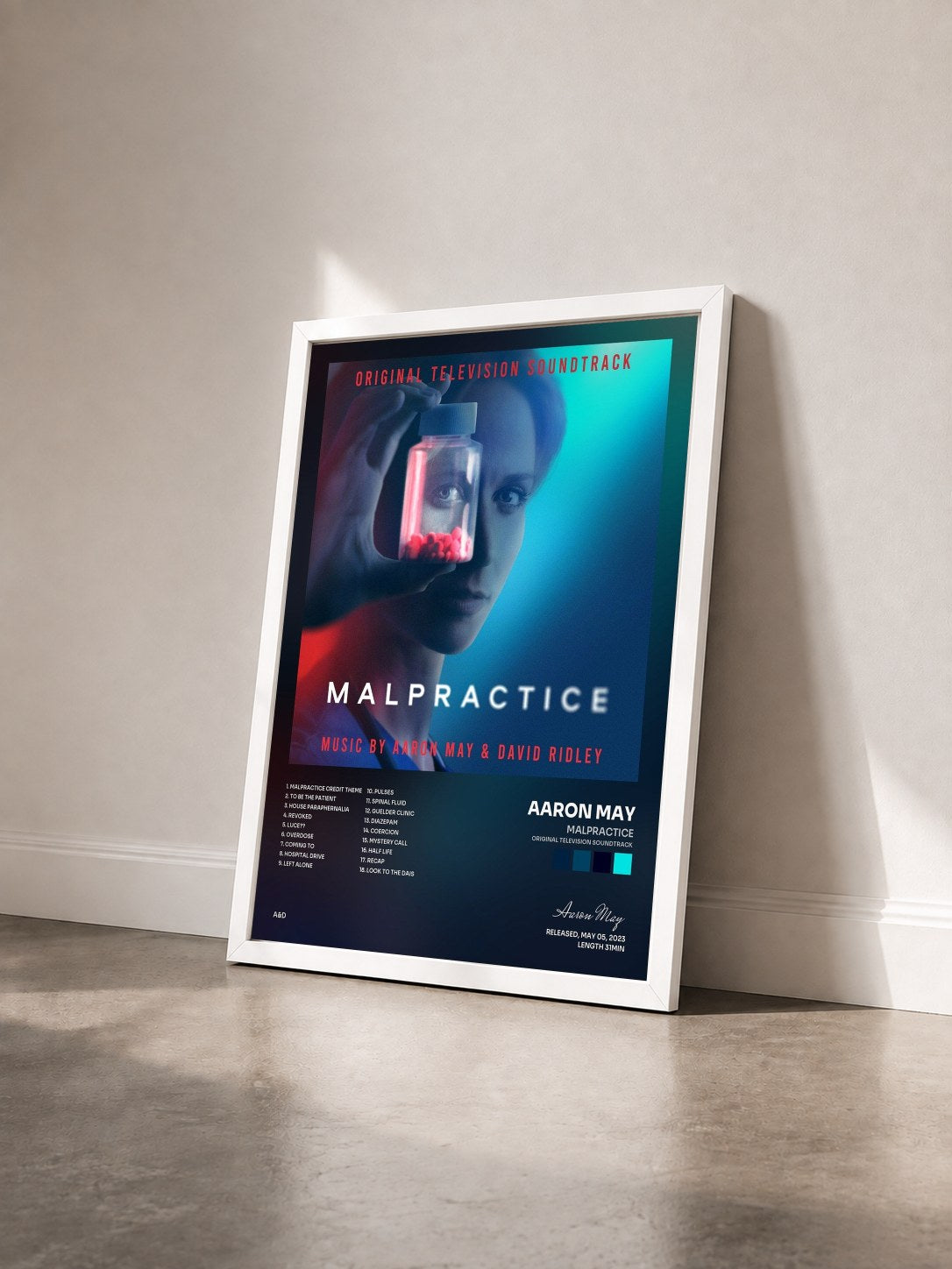 #blanc Tableau de l'album Malpractice (Original Television Soundtrack) de Aaron May vu de trois quarts, cadre blanc