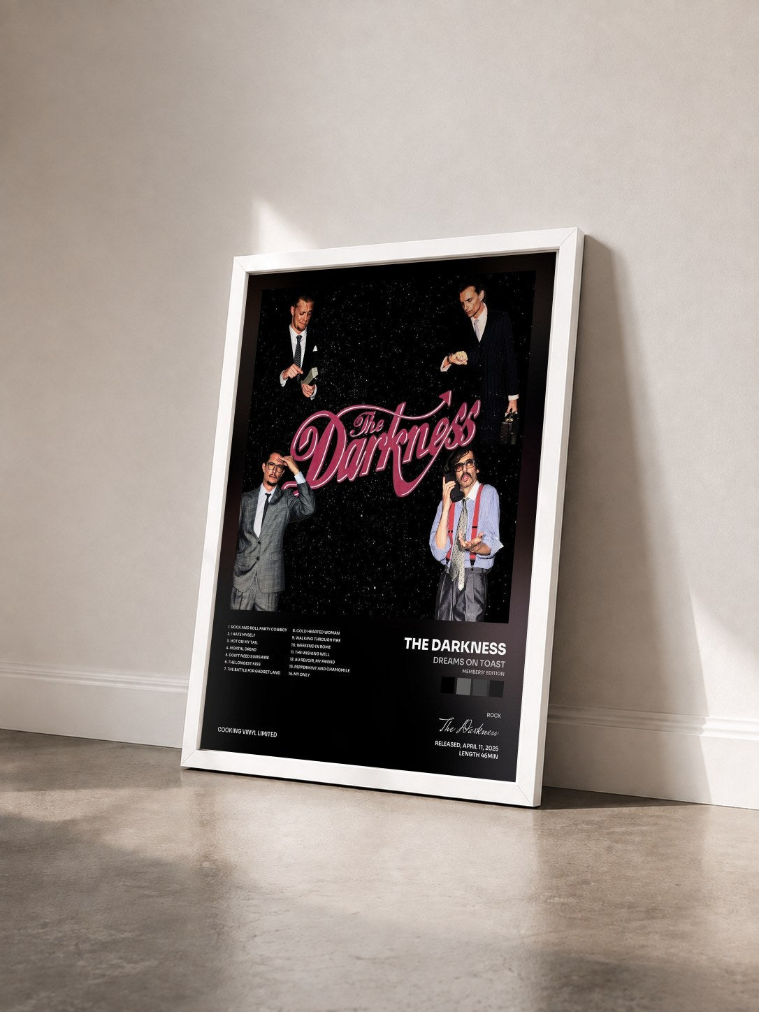 #blanc Tableau de l'album Dreams on Toast (Members' Edition) de The Darkness vu de trois quarts, cadre blanc