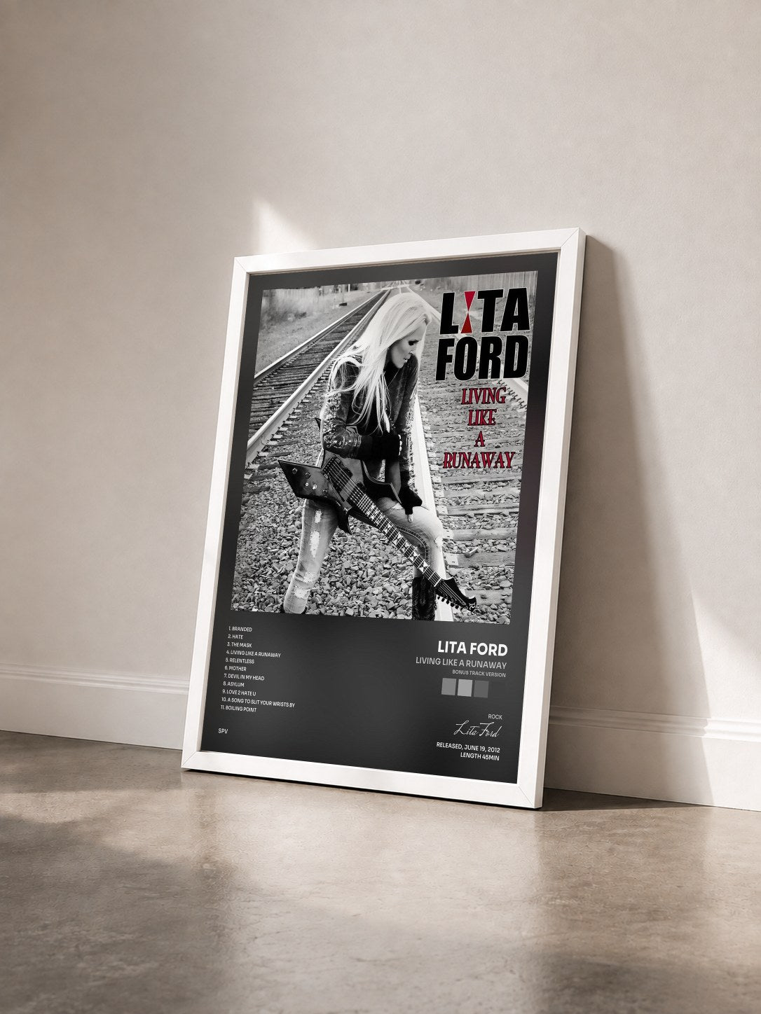 #blanc Tableau de l'album Living Like a Runaway (Bonus Track Version) de Lita Ford vu de trois quarts, cadre blanc