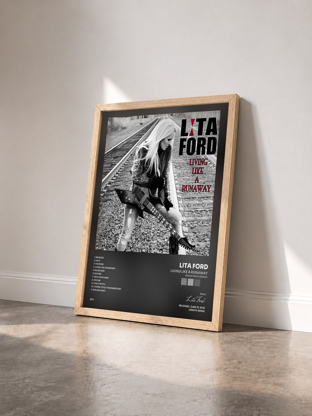 #bois Tableau de l'album Living Like a Runaway (Bonus Track Version) de Lita Ford vu de trois quarts, cadre en bois brut