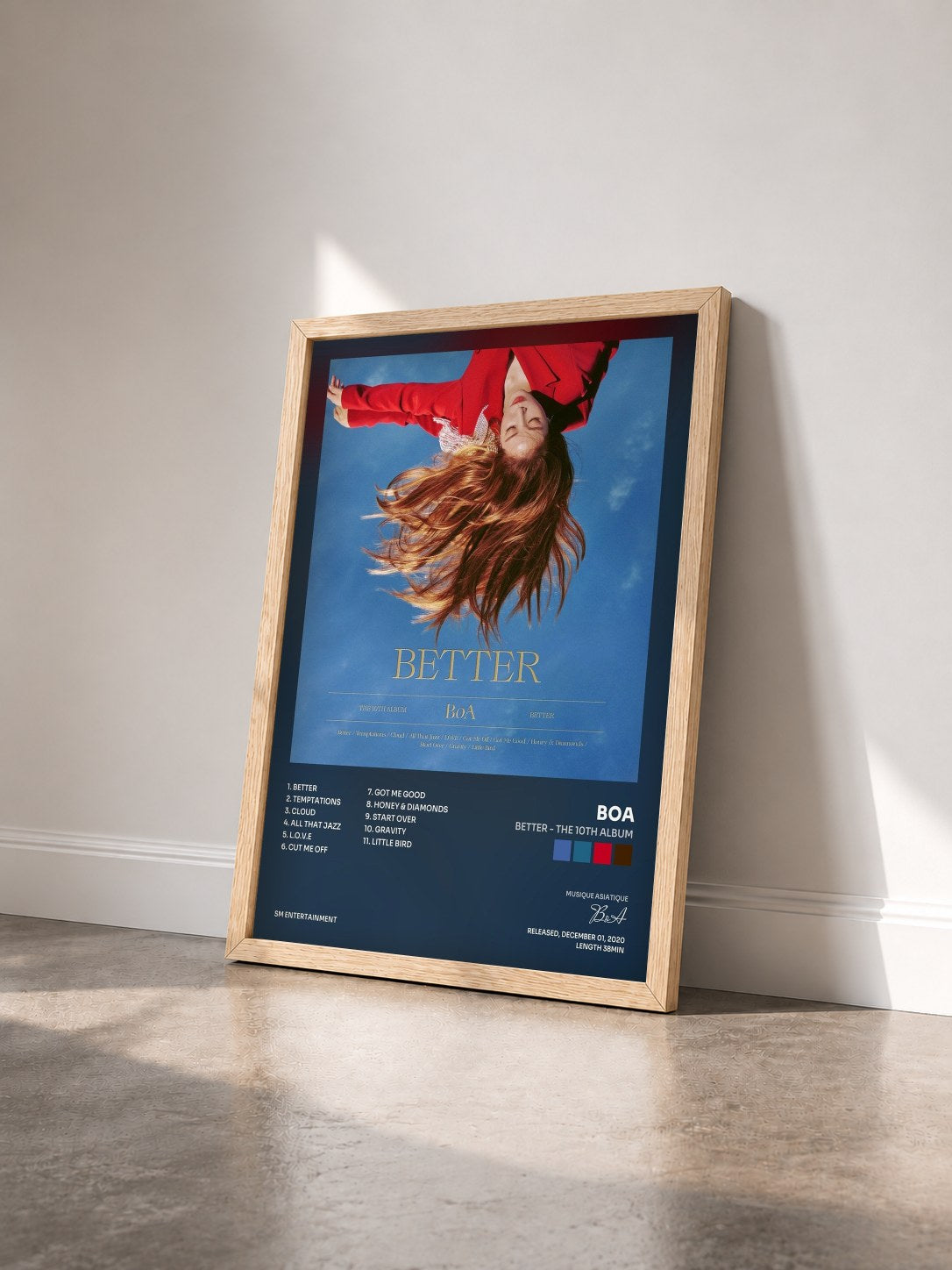 #bois Tableau de l'album BETTER - The 10th Album de BoA vu de trois quarts, cadre en bois brut