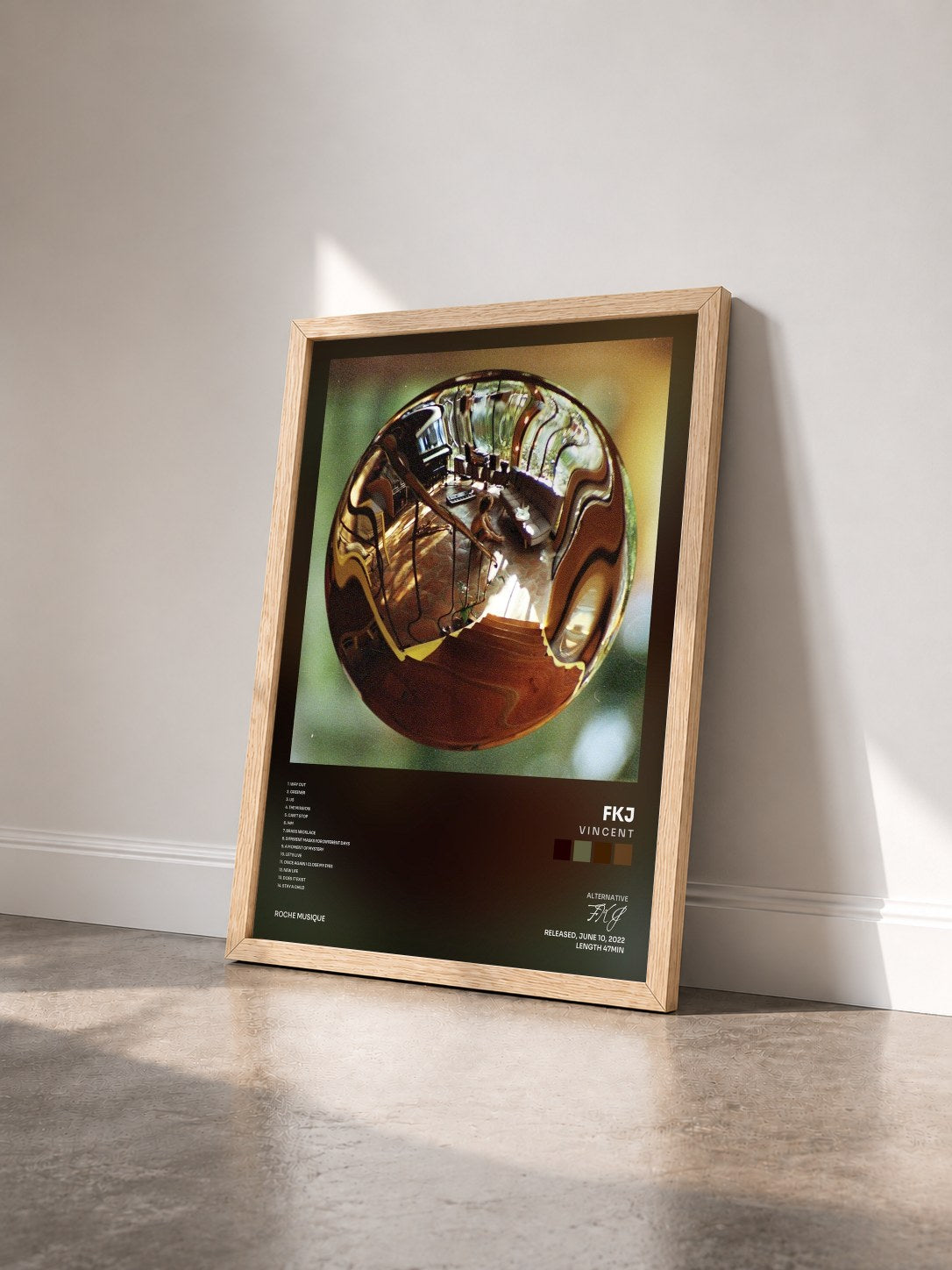 #bois Tableau de l'album V I N C E N T de FKJ vu de trois quarts, cadre en bois brut