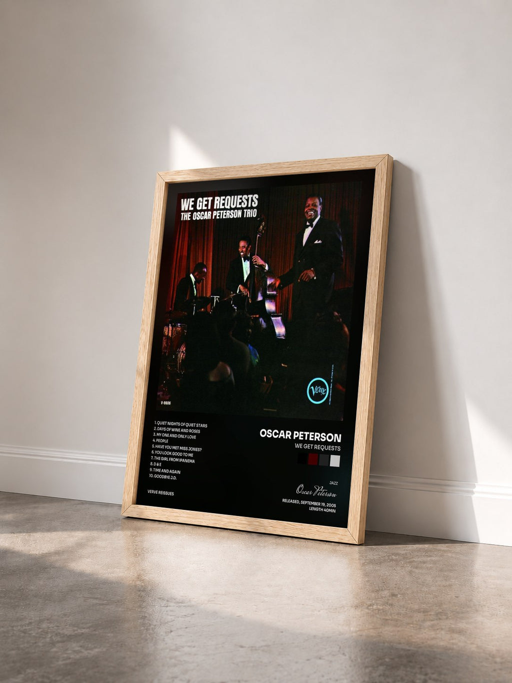 #bois Tableau de l'album We Get Requests de Oscar Peterson vu de trois quarts, cadre en bois brut