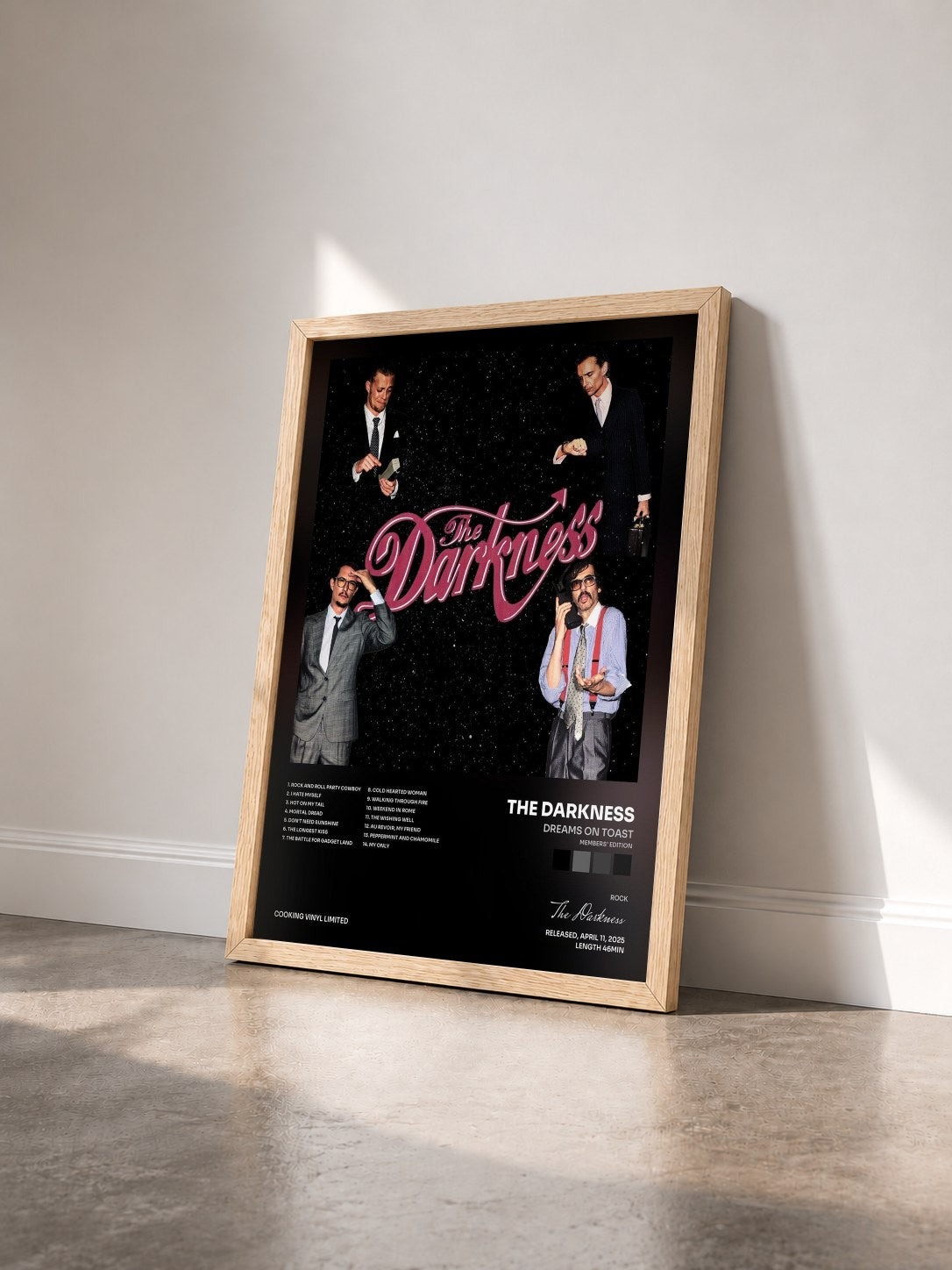 #bois Tableau de l'album Dreams on Toast (Members' Edition) de The Darkness vu de trois quarts, cadre en bois brut