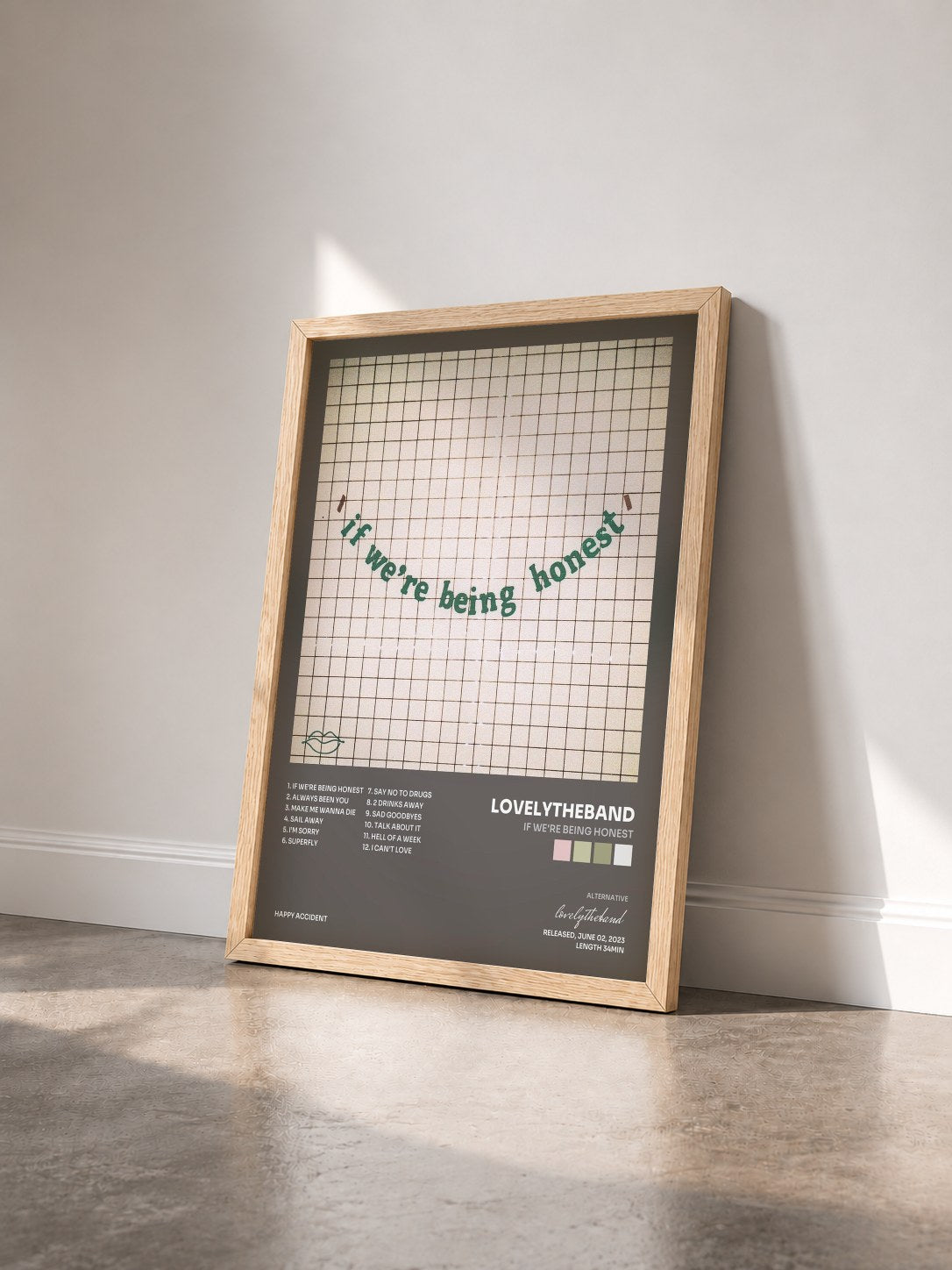 #bois Tableau de l'album if we're being honest de lovelytheband vu de trois quarts, cadre en bois brut