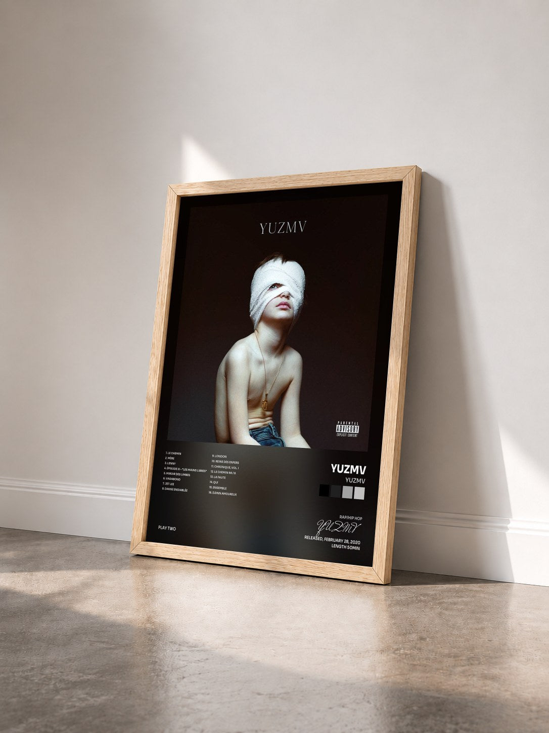 #bois Tableau de l'album Yuzmv de YUZMV vu de trois quarts, cadre en bois brut