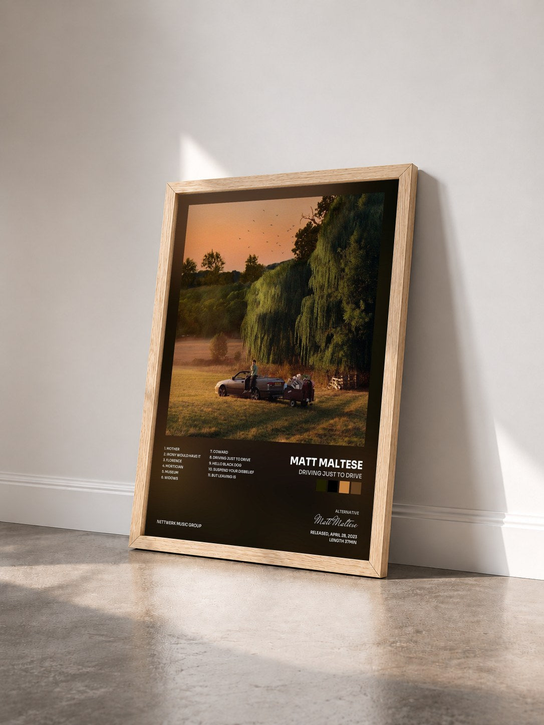 #bois Tableau de l'album Driving Just To Drive de Matt Maltese vu de trois quarts, cadre en bois brut
