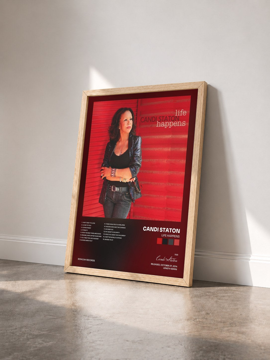 #bois Tableau de l'album Life Happens de Candi Staton vu de trois quarts, cadre en bois brut