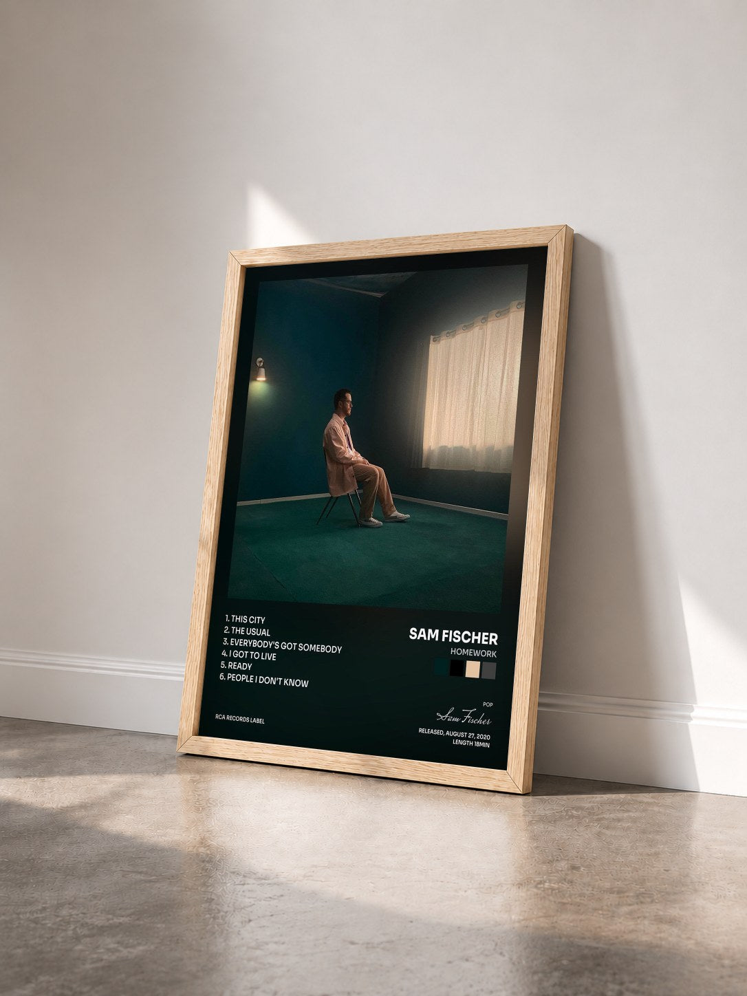 #bois Tableau de l'album Homework de Sam Fischer vu de trois quarts, cadre en bois brut
